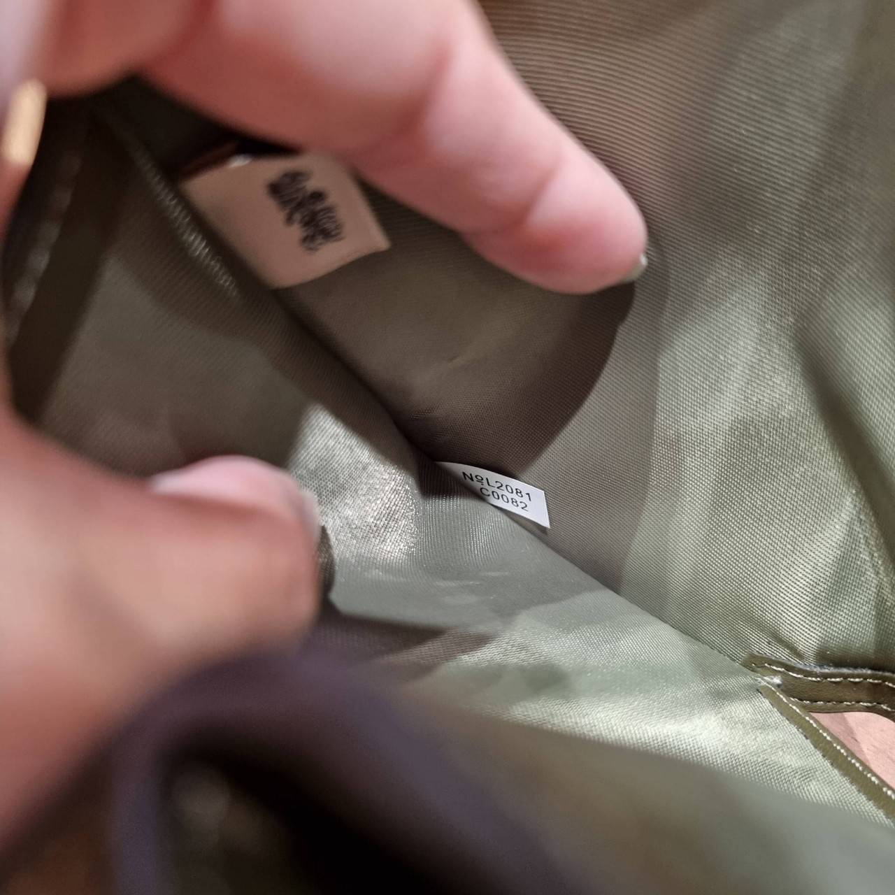 COACH C0082 MEDIUM CORNER ZIP WALLET IN SIGNATURE CANVAS ดีไซน์ใหม่ล่าสุด!! กระเป๋าสตางค์ใบกลาง 👛 ขนาดกำลังเหมาะมือ วัสดุหนังแคนวาสเคลือบลาย ดูแลรักษาง่าย มีช่องใส่บัตรและธนบัตรครบ และช่องซิปแยกไว้ใส่เหรียญ ครบเซ็ทแบบนี้เหมาะส่งต่อเป็นของขวัญที่สุ