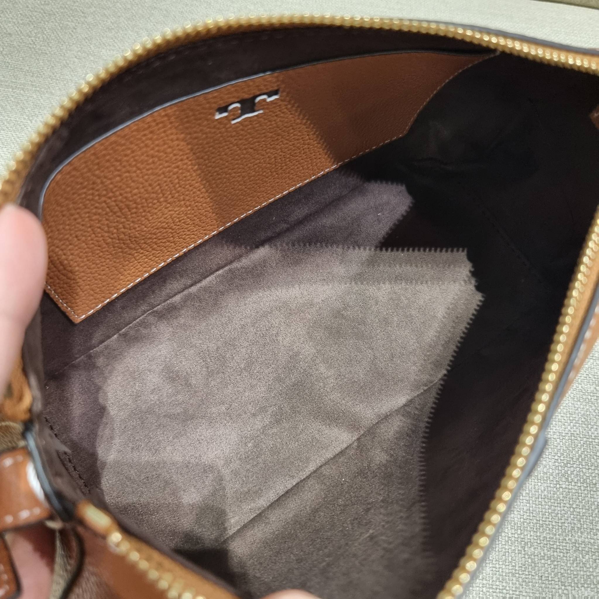 TORY BURCH MCGRAW WEDGE กระเป๋าสะพายไหล่ ทรงสวยไม่ซ้ำ ไม่เกร่อ!! สะดวกใช้งาน ดีไซน์เรียบแต่แฝงความหรู และคลาสสิคในตัว วัสดุหนังลูกวัว สัมผัสดี สวยคม เปิด-ปิดด้วยซิป ภายในเป็นช่องโล่ง มีช่องย่อยเก็บบัตร มาพร้อมสายสะพายในตัว ปรับได้อีกเล็กน้อย ไอเท็มนี้เหมา