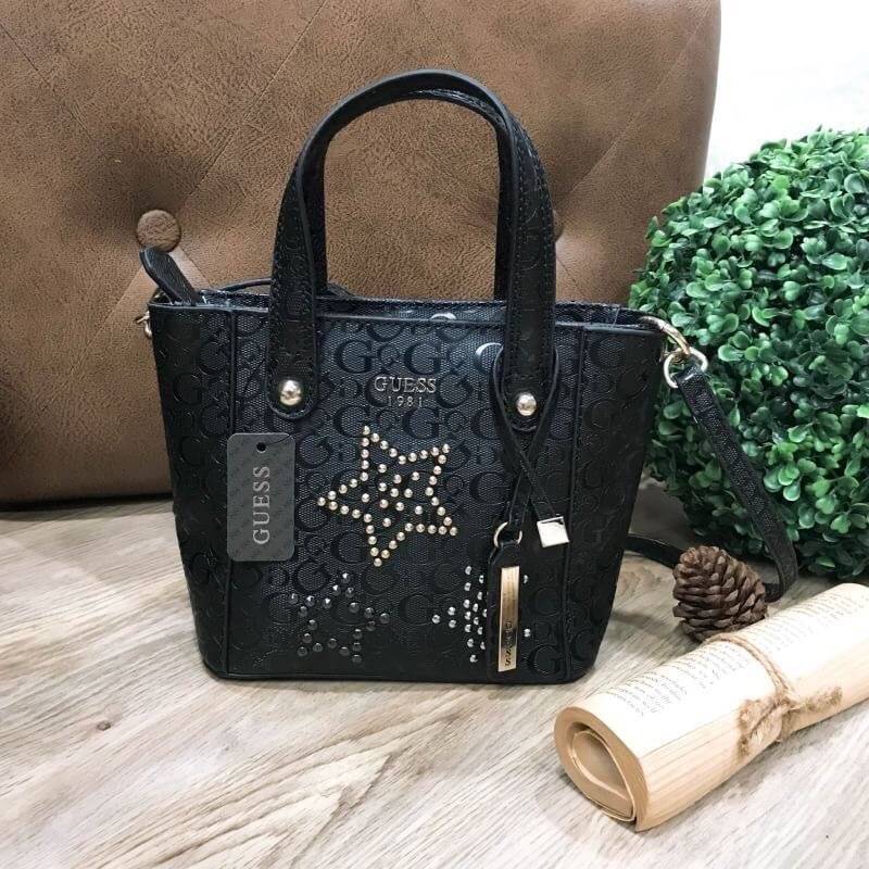 GUESS DELANEY MINI CROSS BODY BAG WITH STAR กระเป๋าถือหรือสะพาย size mini วัสดุ pu. ดีไซน์สวย ประดับอะไหล่เงินรูปดาว น้ำหนักเบา ด้านหน้าประดับ โลโก้พร้อม TAG ห้อยที่หูหิ้ว ถอดเเยกได้ เปิดปิดด้วยซิป สะดวกใช้ ภายในมีโลโก้ ช่องซิป และช่องเล็ก ใส่ wallet ยาว,