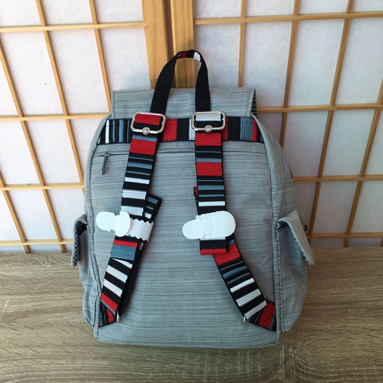 Kipling City Pack S K14275 Kipling มาพร้อมดีไซน์ทันสมัย สนุกสนาน ใช้งานได้อย่างคล่องตัว ด้วยสีและลายสุดคลาสสิก โดดเด่นด้วยพื้นที่ภายในและช่องต่างๆ ที่ให้คุณจัดเก็บของสำคัญได้ครบถ้วน