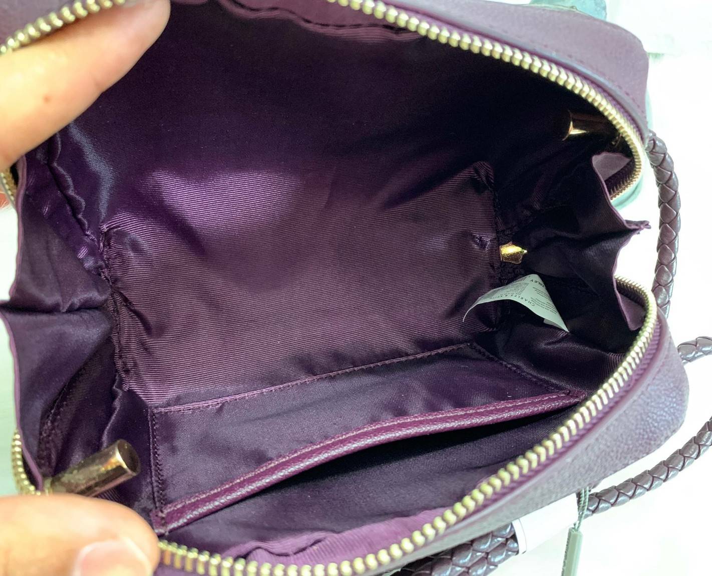 CHARLES & KEITH METAL PUSH LOCK CROSSBODY BAG รุ่นฮิตขายดีมีมาพร้อมส่งแล้วจ้า กับกระเ๋าสะพายไซส์น่ารัก วางอยู่ทรง เปิดปิดด้วย ตัวล็อกด้านหน้า ด้านในแบ่งเป็น 2 ช่องมีช่องซิปตรงกลาง จุของได้เยอะพอควรเลยค่ะ ใส่ iPhone plus ได้สบายๆ และของจุกจิกที่จำเป็น รุ่น