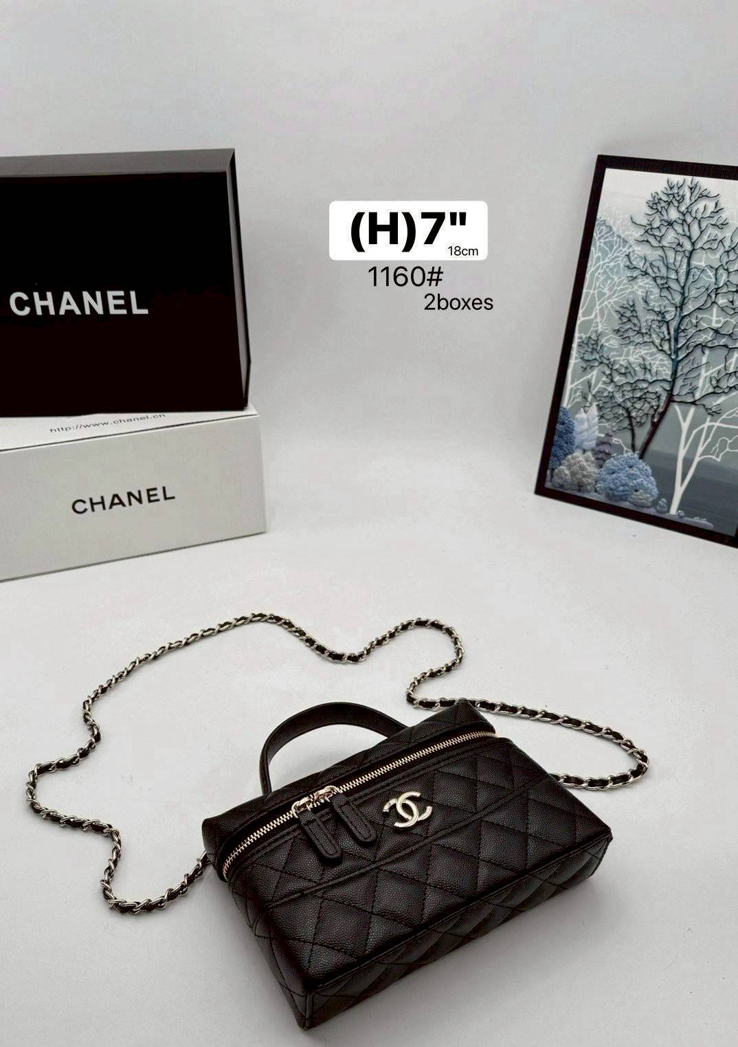 CHANEL Long Vanity With Chain วานิตี้รุ่นใหม่ล่าสุด พลาดไม่ได้เลยกับคอลสุดแซ่บ ดีไซน์ใหม่รูปทรงคลาสสิค หูจับแต่งโลโก้สวยหรู สายสะพายข้างเป็นโซ่ถอดได้ ได้ทุกวันอย่างคล่องตัว