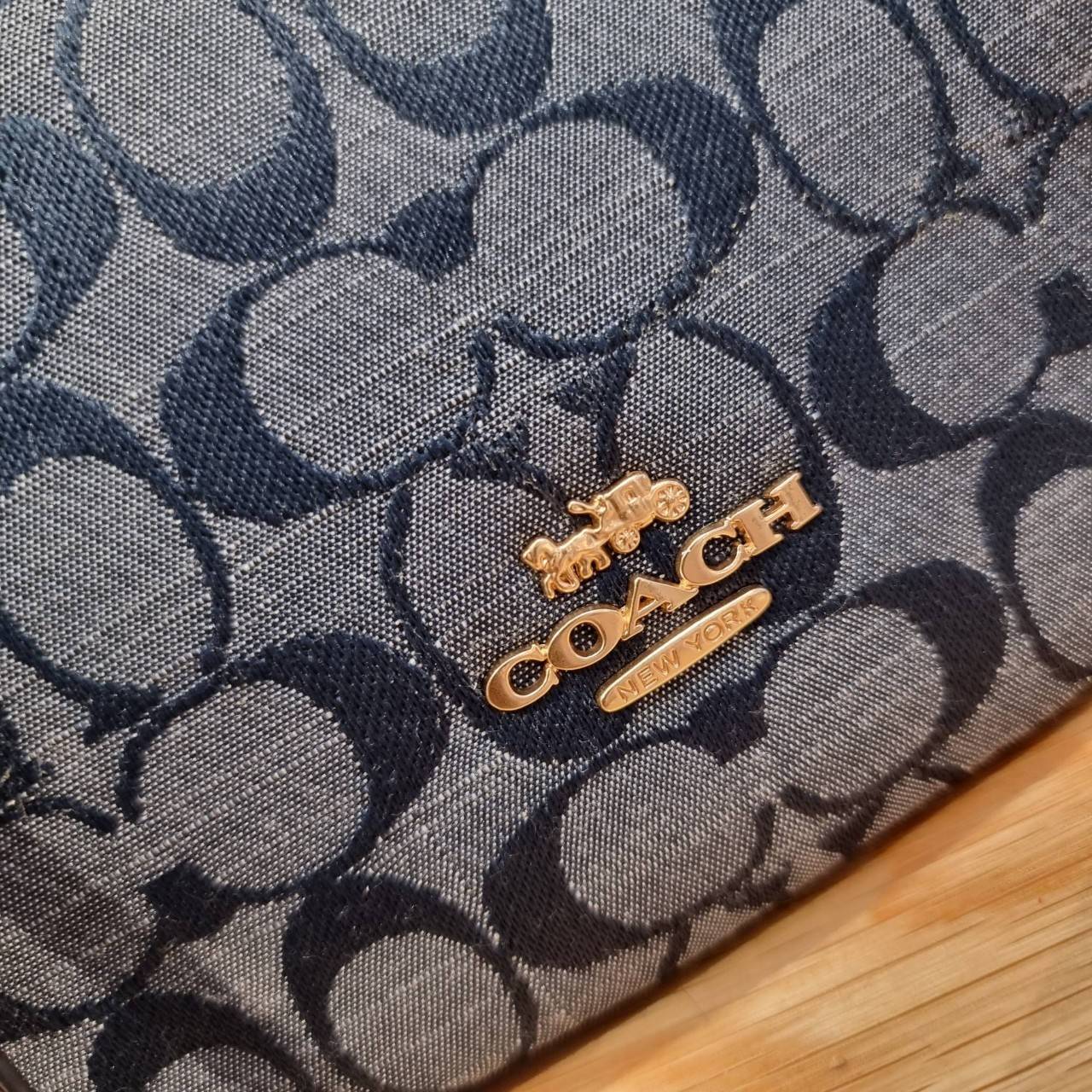 COACH C8163 KLEO HOBO IN SIGNATURE CHAMBRAY ใหม่ล่าสุด คอลเลคชั่นสุดคิ้วท์ ที่สาวๆต้องหลงรัก กระเป๋าสะพายทรงโฮโบ ที่ดีไซน์มาให้ปรับใช้งานได้หลากหลาย วัสดุผ้าแชมเบรย์ คมสวย รูดเปิด-ปิดด้วยซิป ภายในเป็นช่องโล่ง สายคล้องสามารถถอดออกใส่สายยาวสะพายข้างได้ หรือ