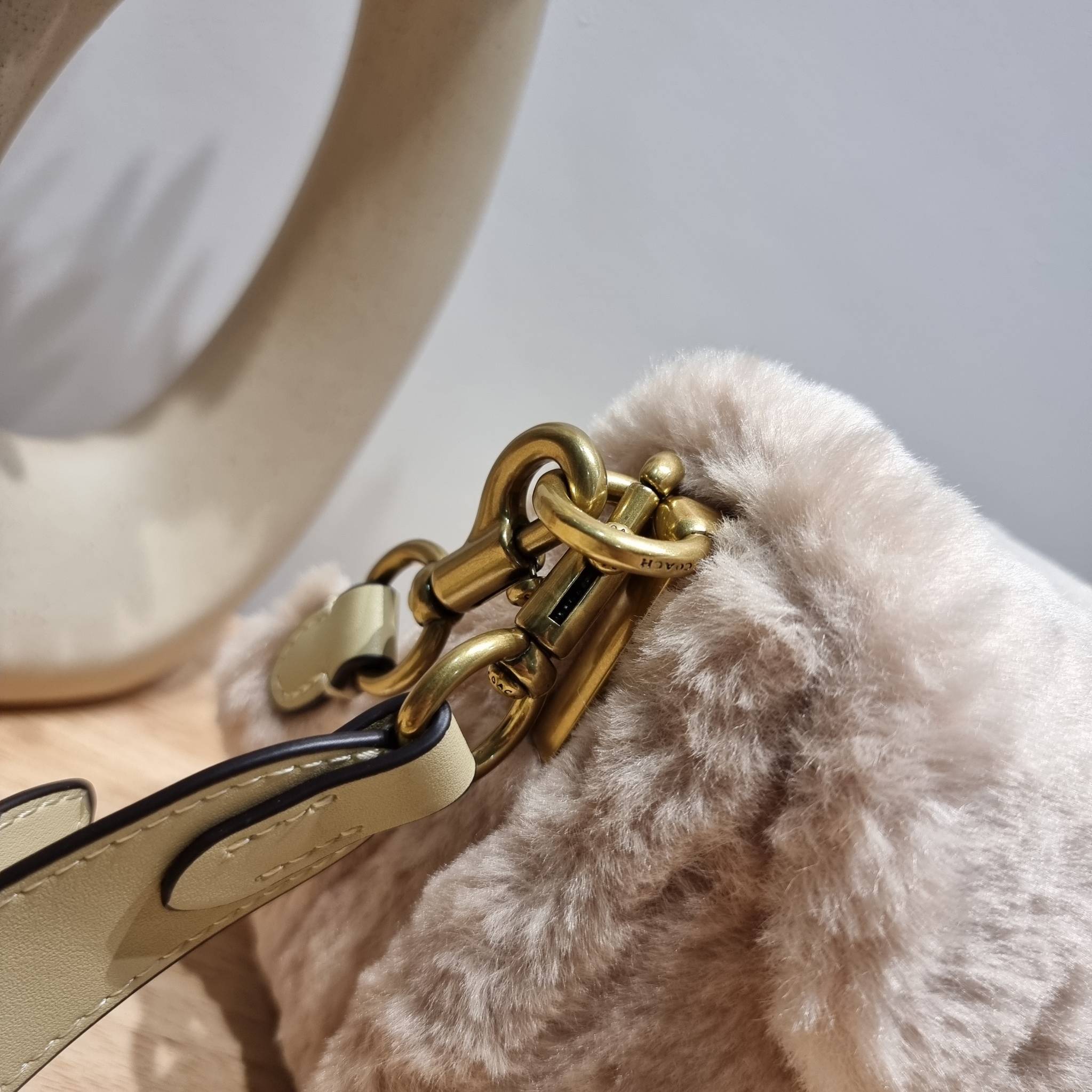 Coach pillow tabby shoulder bag 26 in shearling / COACH LEATHER COVERED C CLOSURE CC445 ใหม่ล่าสุดต้อนรับฤดูหนาว กับคอลเลคชั่นคุณหนู กระเป๋าสะพายไหล่ ดีไซน์วินเทจย้อนยุคตกแต่งขนรอบใบนุ่มฟู สวยลูกคุณมาก!! เปิด-ปิดด้วยกระดุมแม่เหล็ก รับรองแน่นหนา ภายในเป็นช