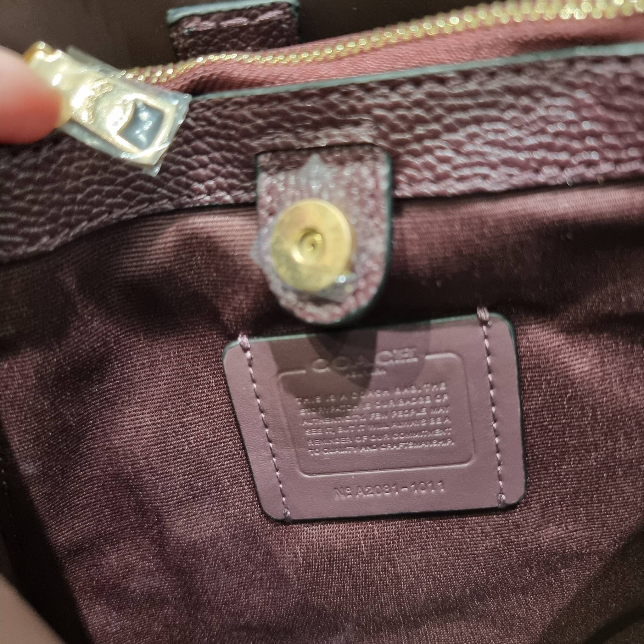 COACH 1011 SMALL TOWN BUCKET BAG รุ่นยอดนิยมใบเล็ก กระเป๋าทรงบัคเก็ต สีคลาสสิคเรียบหรู ตัดกับโลโก้สีทองดูโดดเด่น วัสดุหนัง pepble สวยคมทุกมุมจริงๆ!! เปิด-ปิดด้วยกระดุมแม่เหล็กทั้ง 2 ฝั่ง ภายในเป็นช่องโล่ง มาพร้อมสายสะพายปรับได้ตามตัว ขนาดใบนี้กำลังสวย สะพ