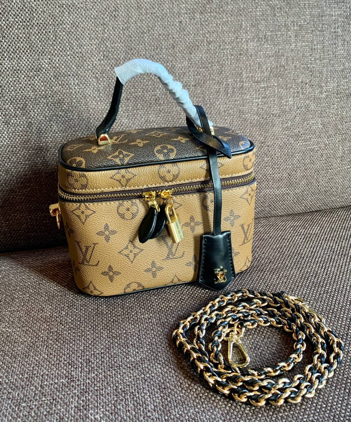 LOUIS VUITTON VANITY PM MONOGRAM 💫พร้อมส่ง จำนวนจำกัด พลาดคือรอนานมากค่ะ! กระเป๋า LV หิ้วก็เริ่ด สะพายข้างก็เก๋ ไม่แพ้กันเลยค่ะ หนังแท้ หนังนิ่มมาก จับแล้วไม่สากมือแข็งทื่อนะคะ! เปิดปิดกระเป๋าแบบซิปคู่รอบห้อยอะไหล่กุญแจแบรนด์พร้อมความหรูเข้ามาเพิ่