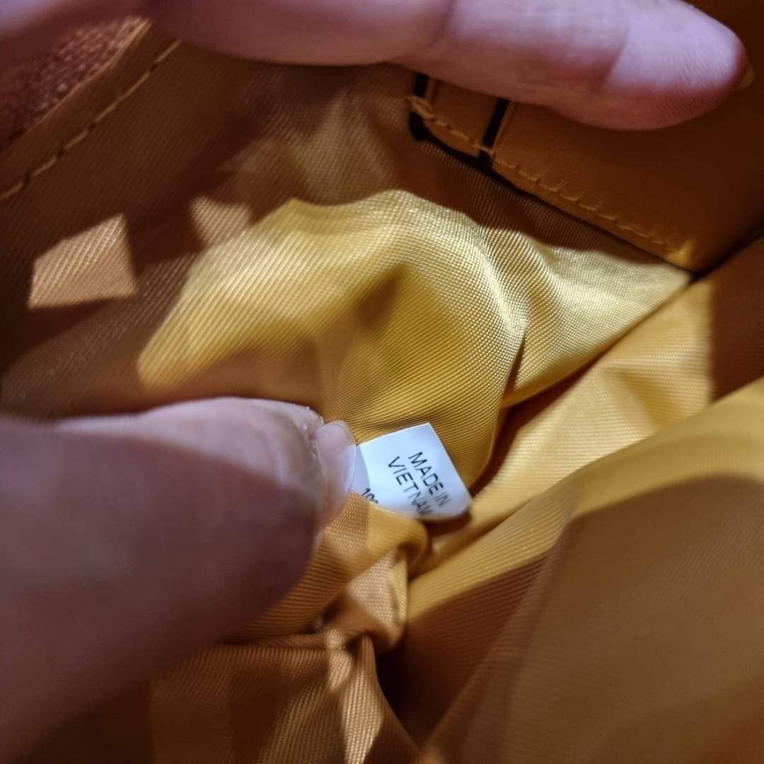 TORY BURCH MERCER NYLON SMALL SHOULDER BAG ใหม่ก่อนใคร!! กับคอลหวานๆ สดใสๆ กระเป๋าสะพายทรงโฮโบ ขนาดกะทัดรัด ฟังก์ชั่นการใช้งานจัดแบบเต็มที่ ด้วยสายสะพายถึง 3 เส้น สายโซ่คล้องแขน สายหนังแบบสั้นคล้องไหล่ และสายสปอร์ตเส้นใหญ่ ดูดี!! คุ่มแค่ไหนคิดดู!! วัสดุผ้