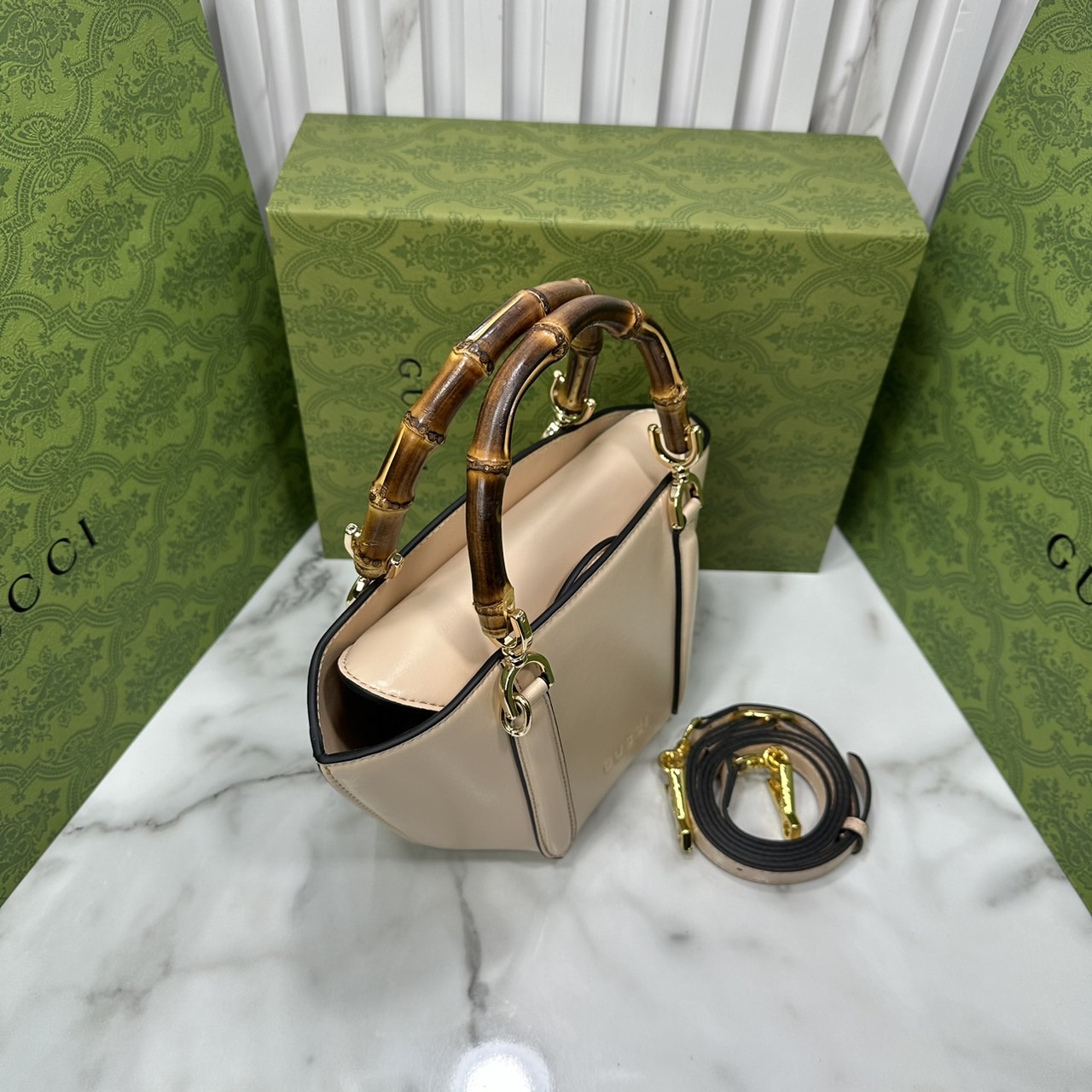 GUCCI Mini bamboo top handle tote bag กระเป๋าสะพายทรงตะกร้า หูจับลายไม้ไผ่ตัดสีได้อย่างลงตัว ถือแล้วดูขับผิวสวยงาม งานหนังแท้หนังเงาดูแพง ให้ความรู้สึกถึงงานฝีมือที่โดดเด่น ด้วยฐานทรงหกเหลี่ยม พร้อมส่งที่นี่ก่อนใคร รีบจับจองเลยน้า