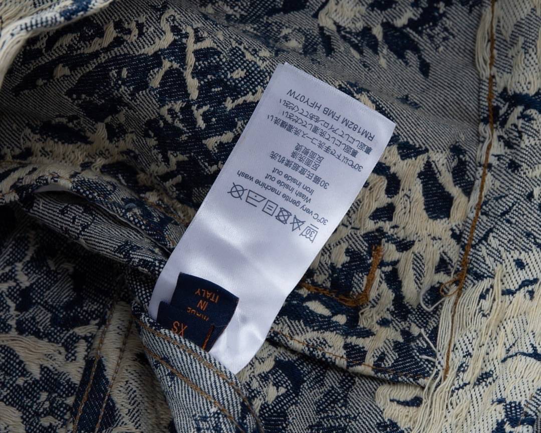 LV Classic Denim Jacket / LOUIS VUITTON Jacket เสื้อแจ็คเก็ตเดนิมทรงคลาสสิก เกรดออริจินอล มีป้ายแท็กที่คอเสื้อ ใส่ได้ทั้งผู้หญิงผู้ชาย พร้อมส่งที่ไทย ภาพสินค้าถ่ายจากงานขายจริง ใช้งานต่างประเทศได้