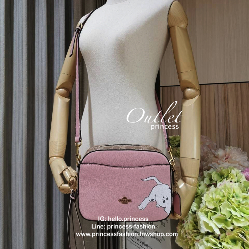 DISNEY X COACH Crossbody Bag 2019 New collection & Limited collection กระเป๋าสะพายขนาดกำลังน่ารัก วางอยู่ทรง วัสดุหนัง ลายตัวการ์ตูน Disney 3 charactors เปิดปิดด้วยซิป ภายในโล่ง ใส่ wallet ยาว มือถือได้ทุกรุ่นมีช่องเล็ก และช่องซิป พร้อมสายสะพายยาว ถอด ปรั