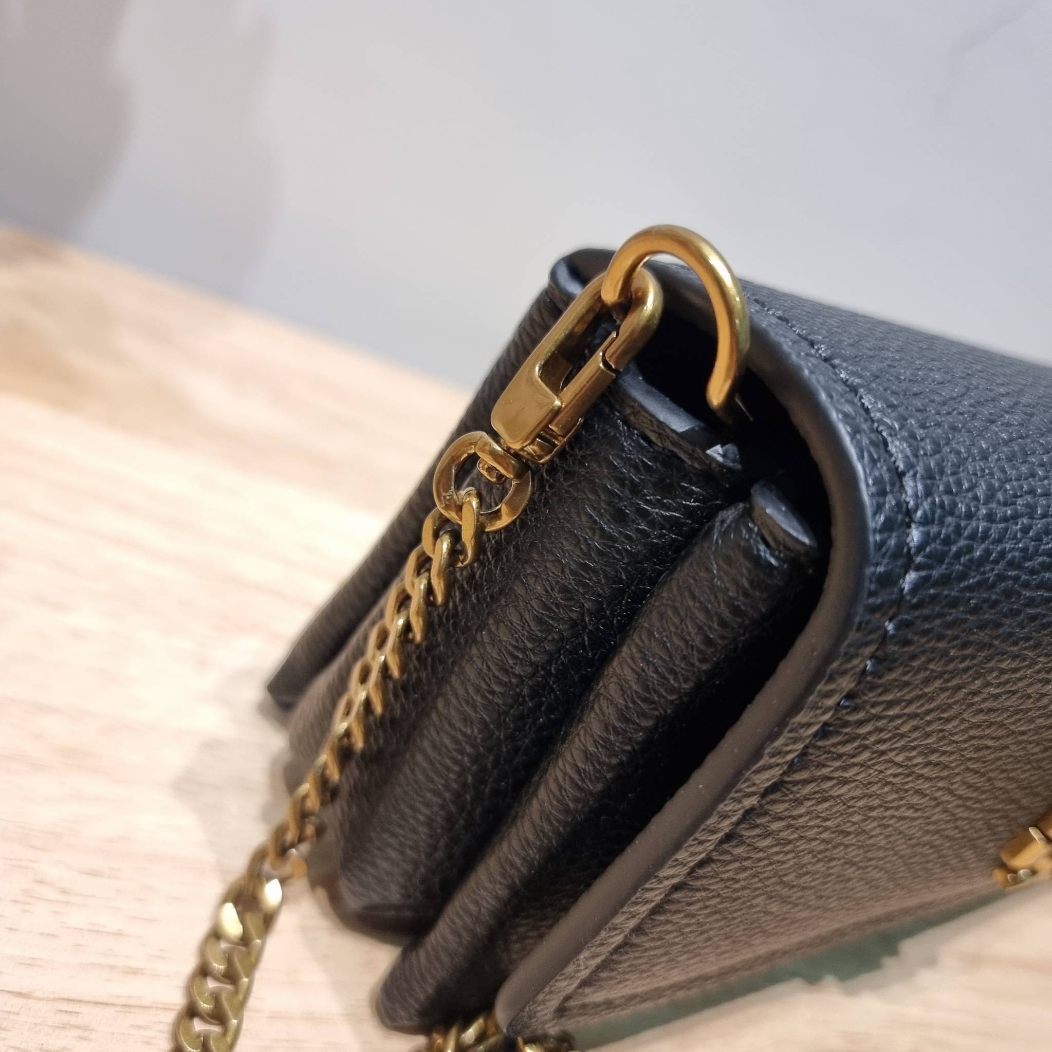 TORY BURCH LIMITED-EDITION MINI BAG รุ่นลิมิเต็ด ที่ sold out ไปแล้วหลายช็อป มีมาให้ช้อปที่นี่! กับกระเป๋าสะพายข้างทรงผู้ดี ไซส์มินิ ที่ผลิตมาในจำนวนจำกัด โดดเด่นด้วยอะไหล่ทองคลาสสิคหรูหรา และสายสะพายโซ่สลับหนัง ทำให้สะพายได้โดยไม่เจ็บไหล่