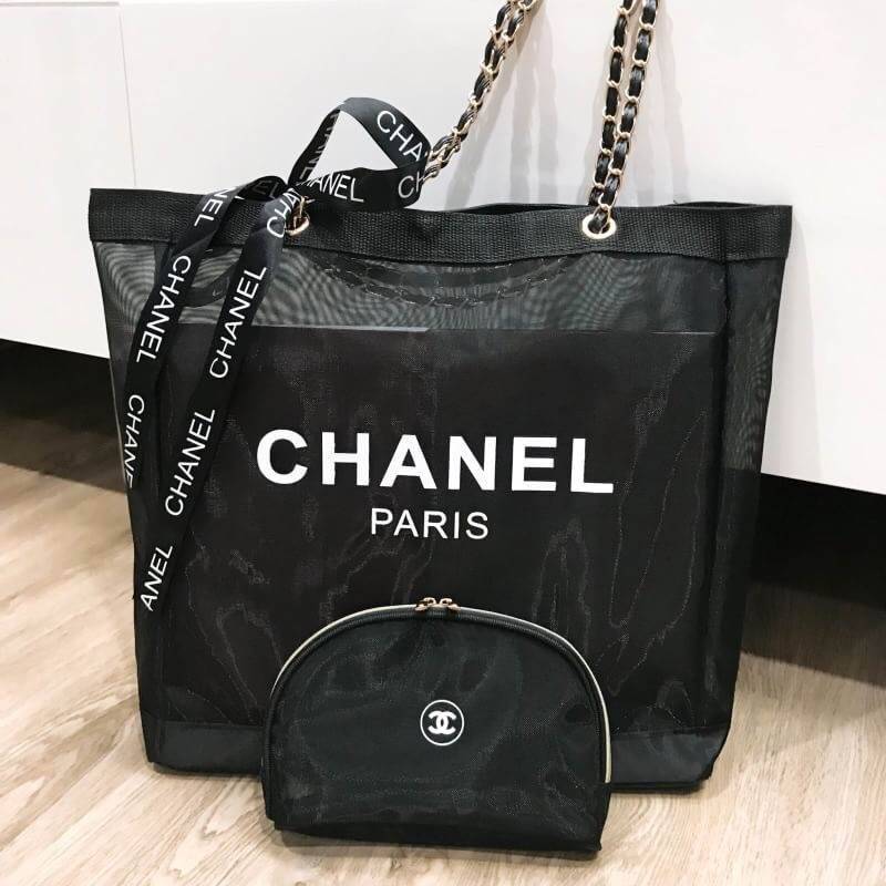 ห้ามพลาด Set สุดคุ้ม! ซื้อ1ได้ถึง2! Chanel GWP Shopping Bag With Pouch VIP Gift With Purchase กระเป๋าสะพายทรง Shopping Bag พร้อมกระเป๋าPouchใบเล็กเข้าชุดเเพ็คคู่รุ่น Limited Edition พรีเมี่ยมกิ้ฟแท้จาก Chanel Perfume Counter วัสดุ Nylon โปร่งคุณภาพดี ใบให