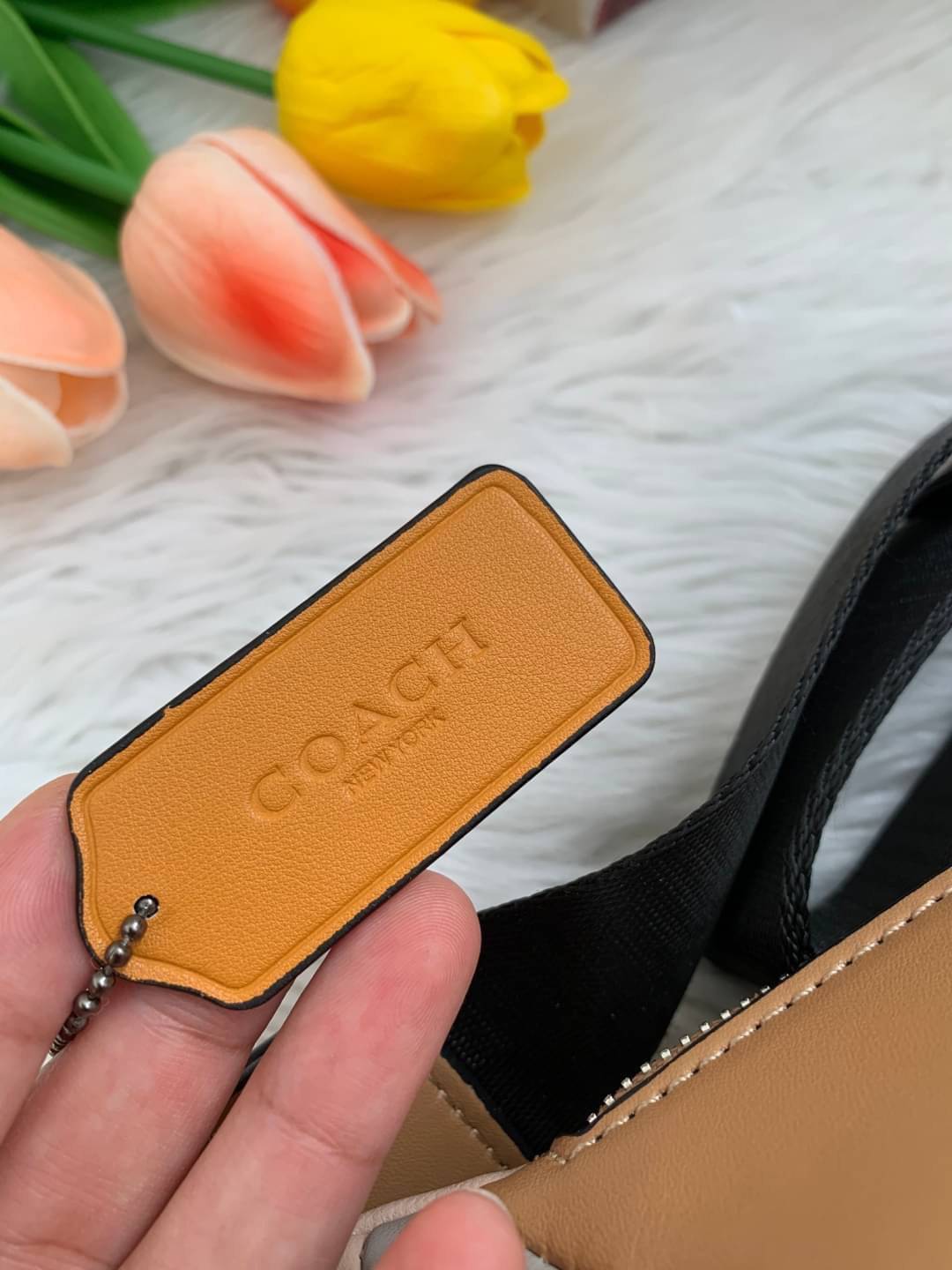 OUTTLET 】Rivington Belt Bag In Colorblock With Coach Patch (F959) Silver รุ่นที่ถามกันมาเยอะเลยคะ! สวยงามใช้ได้ทั้งชาย//หญิงเลยจร้า 🌈 Coach Belt Bag ใบใหญ่คะ! กระเป๋าคาดอกด้านหน้า//คาดไปทางด้านหลัง//หรือคาดเอวได้ ตามแต่ความถนัดได้เลยนะคะ หนังแท้ น