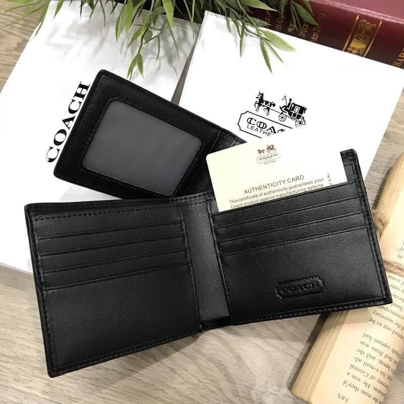 COACH SHORT WALLET WITH CARD POCKET ซื้อ1ได้ถึง2! กระเป๋าสตางค์และกระเป๋าใส่บัตรหนังปั้มลาย Signature รอบใบสวยคลาสสิค ภายในกระเป๋าสตางค์มีช่องใส่ธนบัตรแยกสองช่องเป็นสัดส่วนและมีช่องใส่บัตรหลายช่อง ซับในพิมพ์เเบรนด์ Namecard Pocket สามารถเเยกใช้ได้ มาใน CO