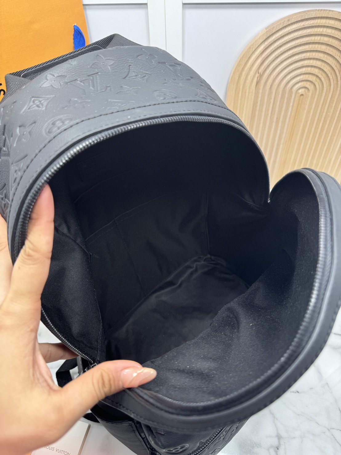 LV Discovery Backpack กระเป๋าเป้สะพายหลัง ผสมผสานความมีสไตล์ สะดวกสบาย กับฟังก์ชันการใช้งานเข้าด้วยกัน ไอเท็มออกแบบรับกับรูปร่าง ปั้มลาย Monogram Shadow เต็มใบ