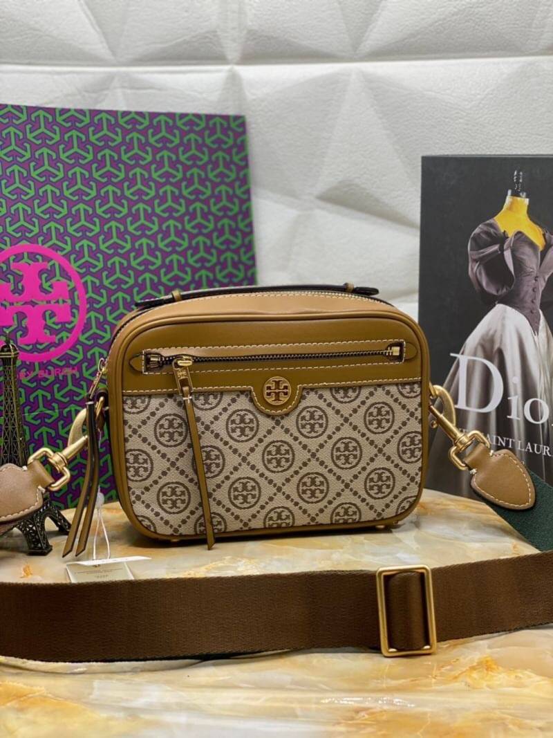 TORY BURCH T MONOGRAM JACQUARD CAMERA BAG ใหม่ล่าสุด ยังไม่เข้าช็อปไทยน้า จัดมาให้สวยเลิศก่อนใคร!! สี hazel ใหม่ หรู ผู้ดีมากๆ กระเป๋าสะพายข้างทรงกล่อง ใช้งานง่าย วัสดุ jacquard woven สลับหนังแท้ มีซิปเปิดปิดด้านหน้า และช่องหลัก ดีไซน์ออกมาให้ดูคลาสสิควิน