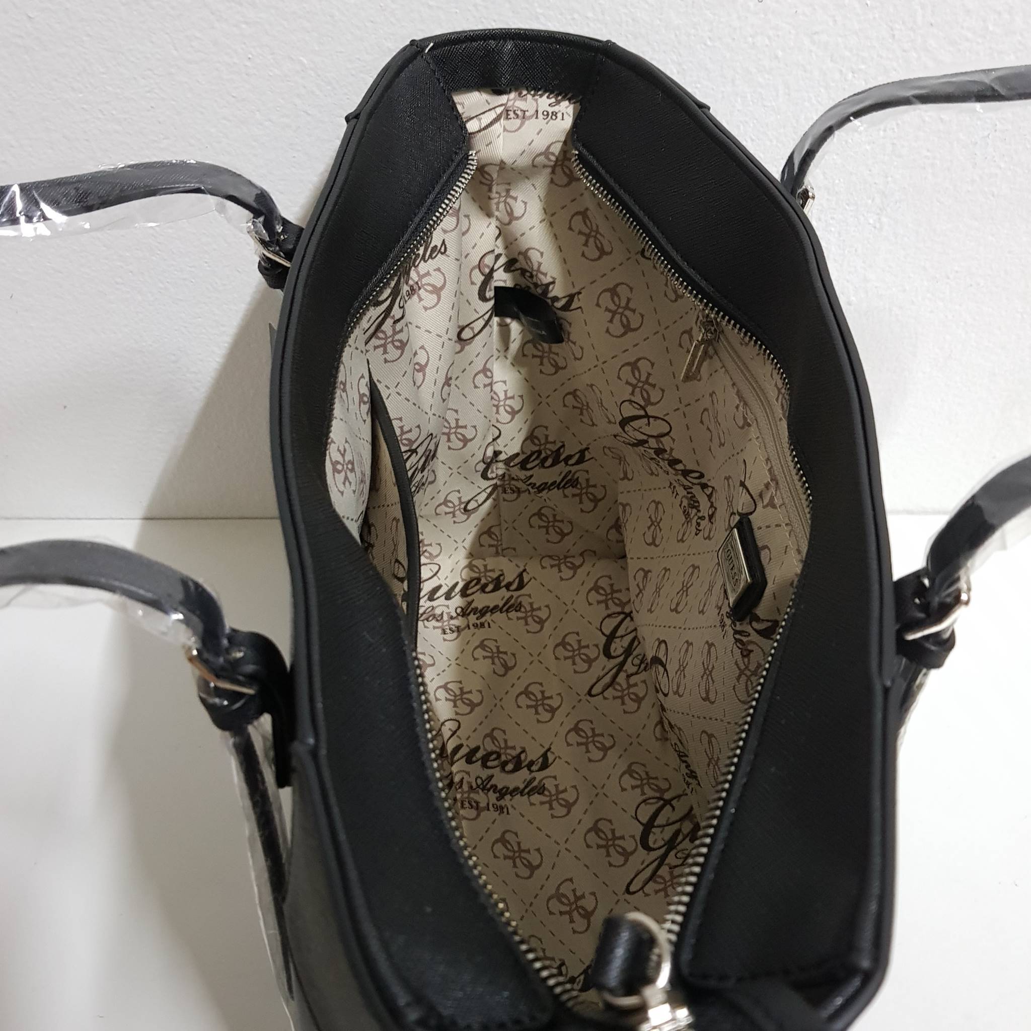 New !!! GUESS LARGE TOTE BAG พร้อมส่ง กระเป๋าถือทรง Tote ลายหนังซาฟเฟียโน่ น้ำหนักเบา ด้านหน้าติดโลโก้แบรนด์ตัวใหญ่อะไหล่เงินค่ะ พร้อมห้อยอะไหล่แบรนด์เพิ่มความหรู เปิดปิดกระเป๋าแบบซิป ซับในเป้นผ้าลายแบรนด์สวยค่ะ ภายในกว้าง ใส่ของได้จุทีเดียวนะค่ะ มีช่องซิ