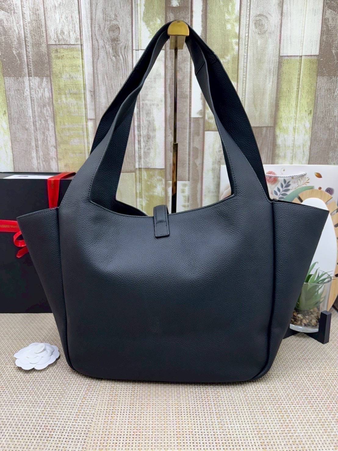 ORI หนังแท้ | YSL LE 5 À 7 BEA IN GRAINED LEATHER TOTE BAG กระเป๋าทรงโท้ทหนังแท้ลายเกรน สวยเด่นเป็นเอกลักษณ์ ดีไซน์เรียบแต่มาก สวยดูแพง ภายในโล่งกว้าง จุของได้เยอะ