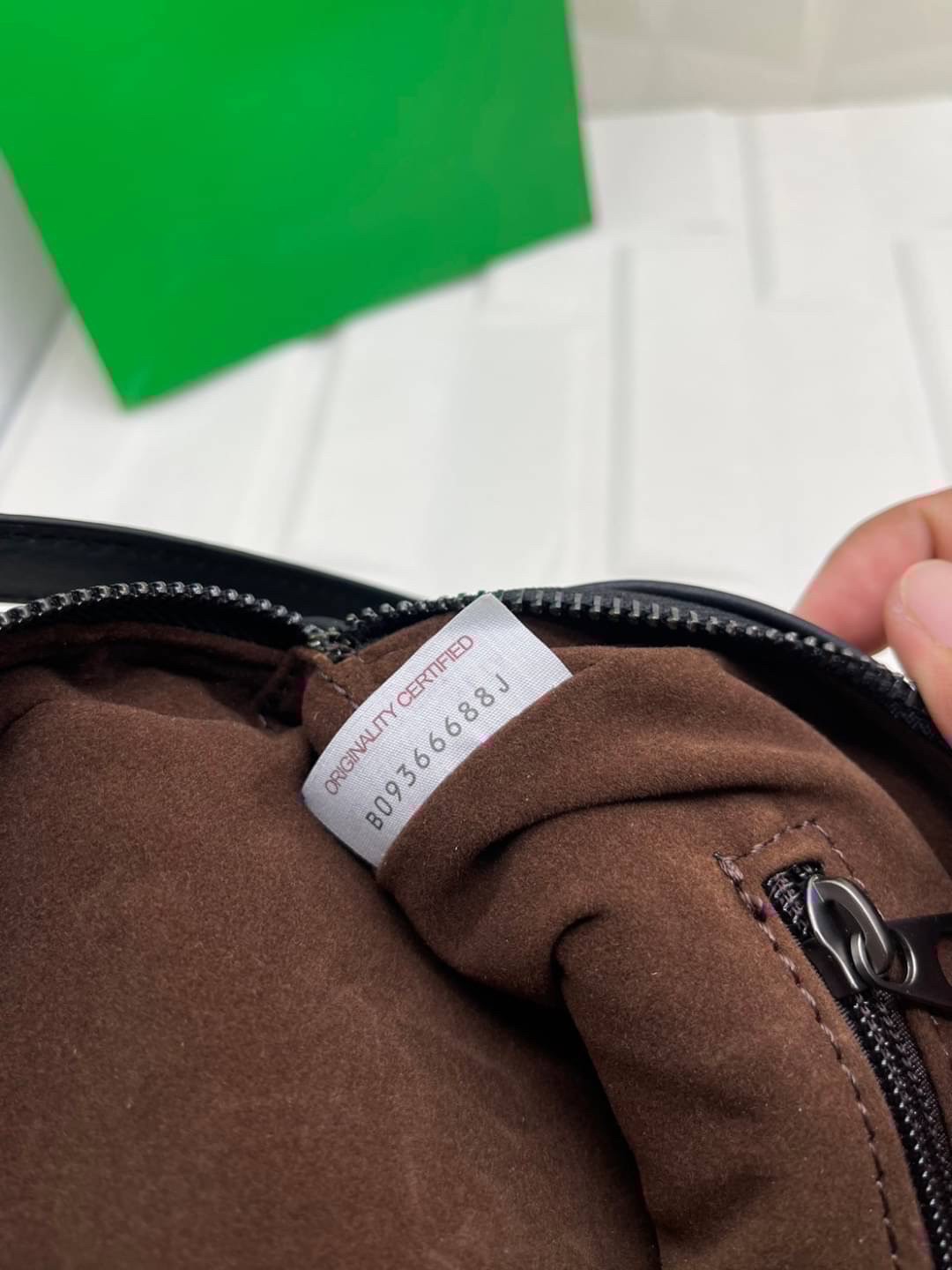 2Zip Bottega Veneta Intrecciato Travel Pouch กระเป๋าทรงพอชพร้อมหูจับในตัว รุ่นยอดนิยม สวยหรูคลาสสิค ดีไซน์หนังสานตารางโดดเด่นเป็นเอกลักษณ์ที่คงความเรียบหรูดูแพงไว้อย่างลงตัว กิมมิคที่ใครๆก็อยากเป็นเจ้าของ