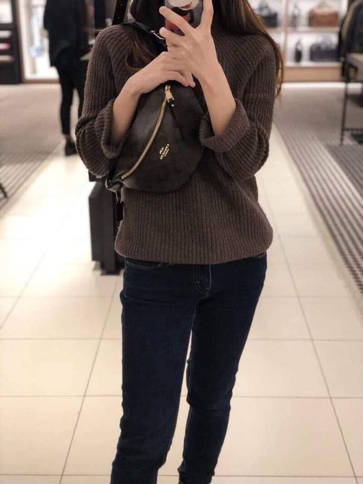 COACH F48740 BELT BAG IN SIGNATURE CANVAS กระเป๋าคาดอกทรง Unisex ที่ขายดีถล่มทลาย!! ขายได้ตลอดปี!! สวยเท่ทุกสี วัสดุหนังแคนวาสเคลือบคุณภาพดี ทนทาน ใช้งานง่าย ภายในเป็นช่องโล่ง เหมาะสำหรับคนที่ชอบพกอะไรง่ายๆ รับรองตอบโจทย์น้า