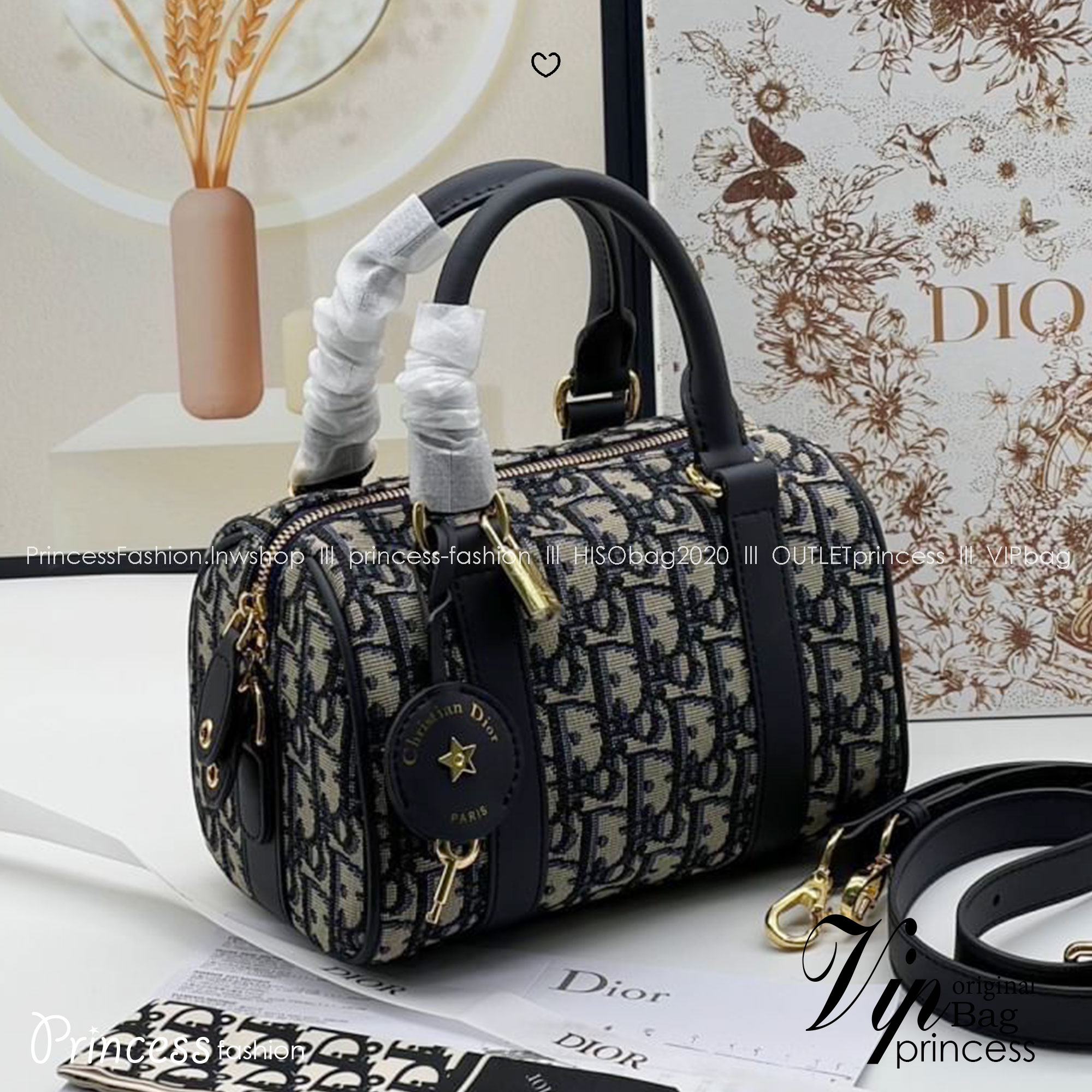 DIOR Groove 20 Bag Oblique Jacquard กระเป๋าสะพายทรงบอสตันทันสมัยและสง่างาม ใช้งานได้ทั้งแบบสะพายไหล่หรือสะพายแบบครอสบอดี้ เหมาะเป็นไอเทมคู่ใจในชีวิตประจำวัน