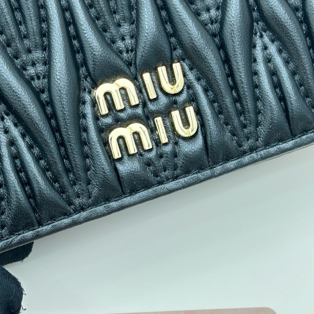 Miu Miu Small matelassé nappa leather wallet กระเป๋าสตางค์หนังแนปป้า ตกแต่งโลโก้หรูหราเป็นเอกลักษณ์