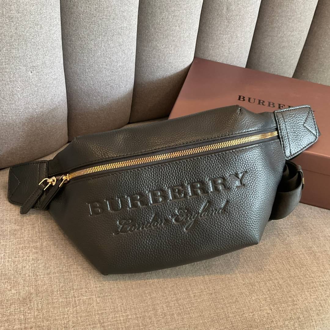 Burberry Medium Motif Leather Bum Bag / BURBERRY BELT LEATHER VIP วัสดุหนังแท้เต็มใบ คาดเอว คาดอกแบบ UNISEX ใช้ได้ทุกเพศ ปั้มลายแบรนด์สุดเท่ด้านหน้า ภายในเปิดปิดด้วยซิปยาว ใส่มือถือได้ทุกรุ่น