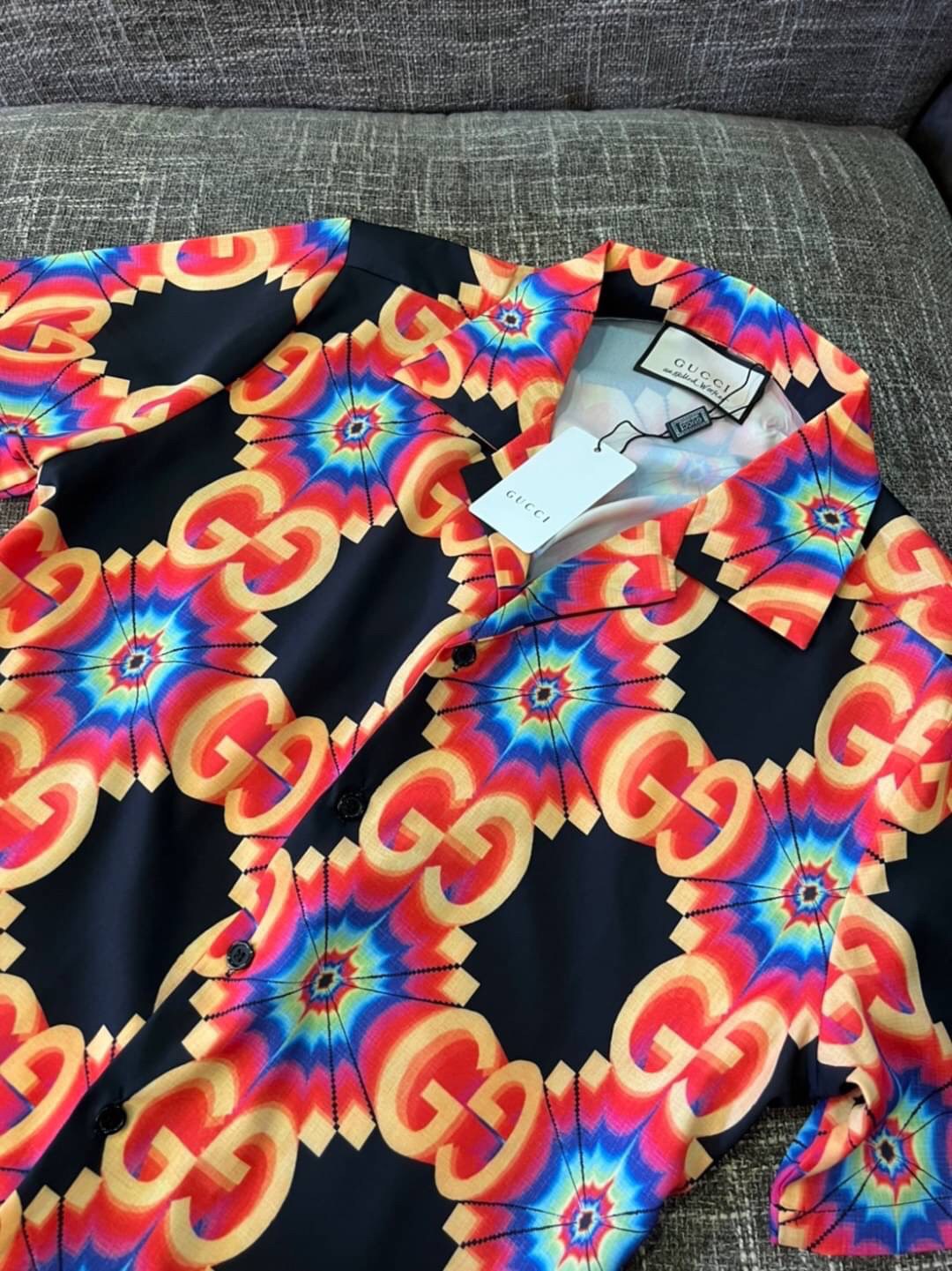 Gucci GG kaleidoscope silk bowling shirt / Gucci Men's Shirts / Gucci Shirts งานเกรดออริจินอล พิมพ์ลายคมชัด มีป้ายแท็กที่คอเสื้อทุกตัว พร้อมส่งที่ไทย ภาพสินค้าถ่ายจากงานขายจริง ใช้งานต่างประเทศได้