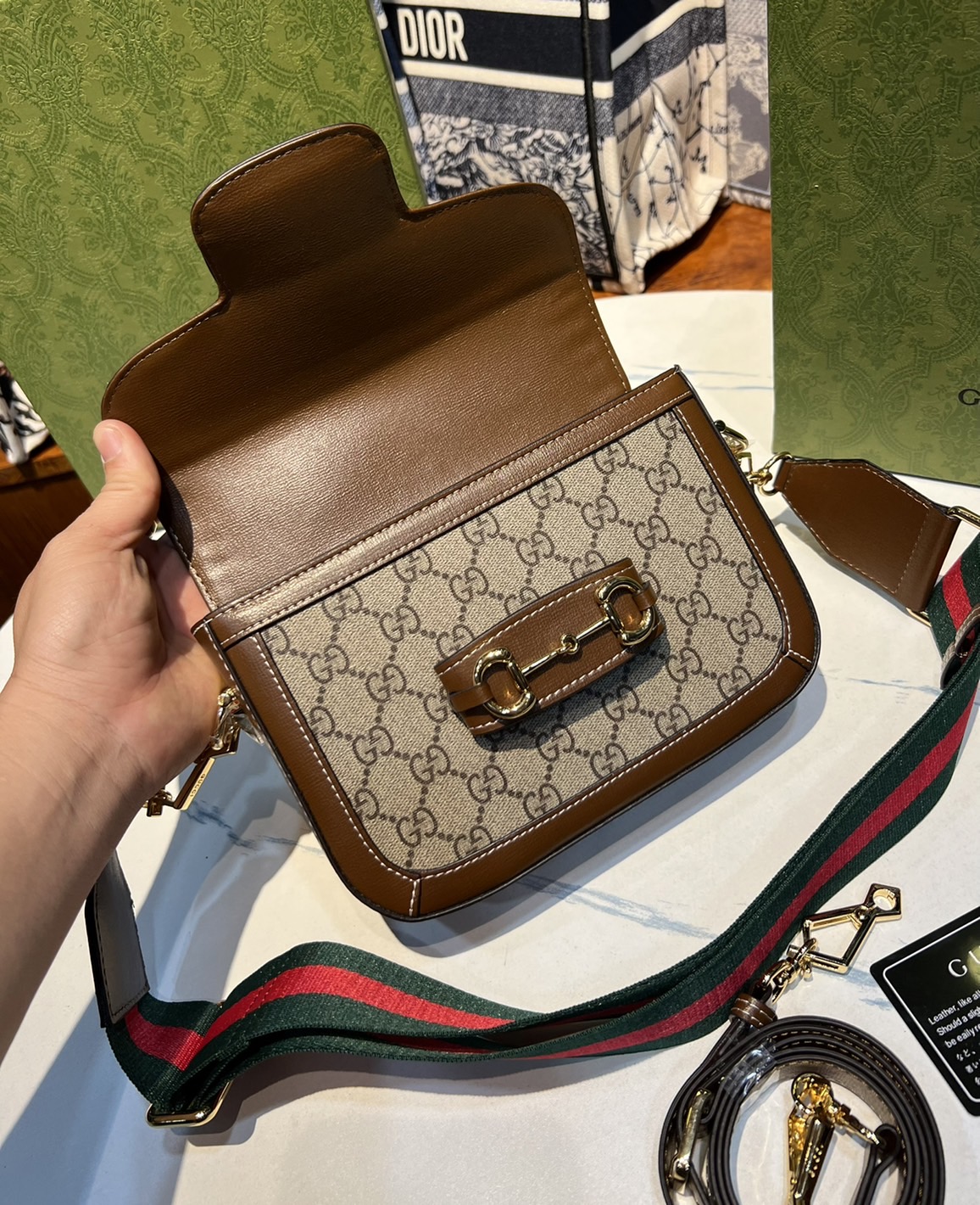 หนังแท้ GUCCI Horsebit 1955 mini bag GG Supreme canvas ที่สุดของรุ่นที่ฮอตหนักมาก คอลเลคชั่นที่ยอดขายดีตั้งแต่วันแรกที่ลง shop ด้วยรูปทรงที่กะทัดรัด ตอบโจทย์ได้ทุกลุค ทุกไลฟ์สไตล์ ใช้งานได้ง่ายคล่องตัว เรียกได้ว่าใครไม่มีได้ยังไง สวยขนาดนี้!!