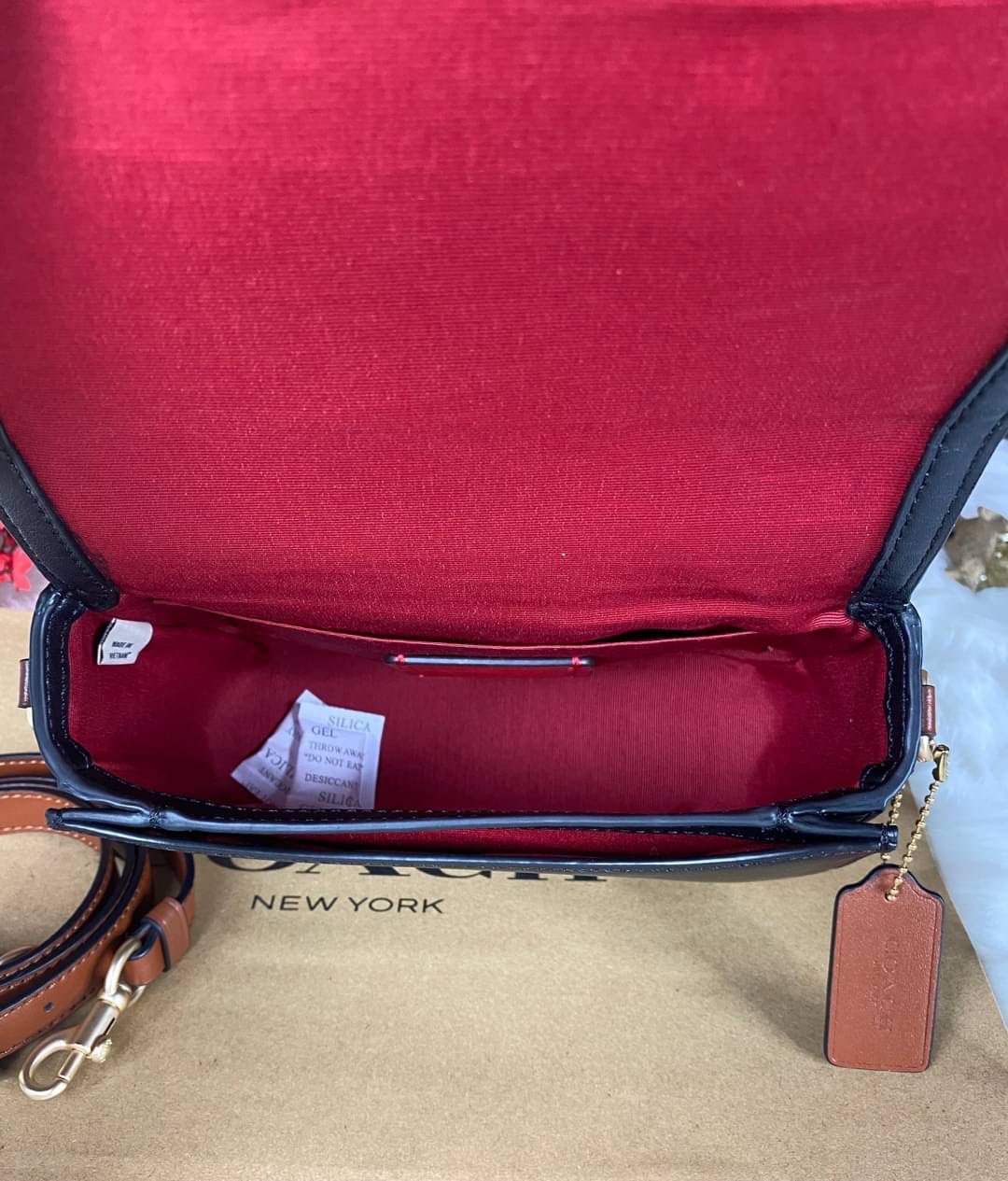 OUTLET 】COACH SADDLE BAG WITH HORSE AND CARRIAGE DOT PRINT (COACH C4059) กระเป๋าสะพายข้าง ลายม้าและรถลาก item ใหม่ที่สาวๆต้องมีนาทีนี้ห้ามพลาด รูปทรงโค้งมน วัสดุ พีวีซี ผ้าใบเคลือบพิมพ์ลายเป็นหนังเรียบ ทนทานและกันคราบสกปรกทั้งสี่ด้านเป็นหนังคุ้มสุดๆ ภายใน