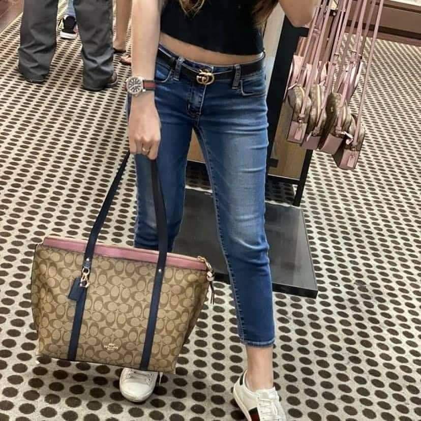 COACH 2319 MAY TOTE IN COLORBLOCK SIGNATURE CANVAS กระเป๋าโท้ท ดีไซน์ใหม่ล่าสุด!! 💕💕 เก๋ตรงปากกระเป๋า คล้ายกระเป๋าซ้อนในตัว สีตัดกับตัวกระเป๋าได้อย่างลงตัว ทรงสวย ใบใหญ่ใส่ของได้เยอะ เปิด-ปิดด้วยซิป รูดใช้งานง่าย ภายในโล่งกว้าง ด้านหลังมีช