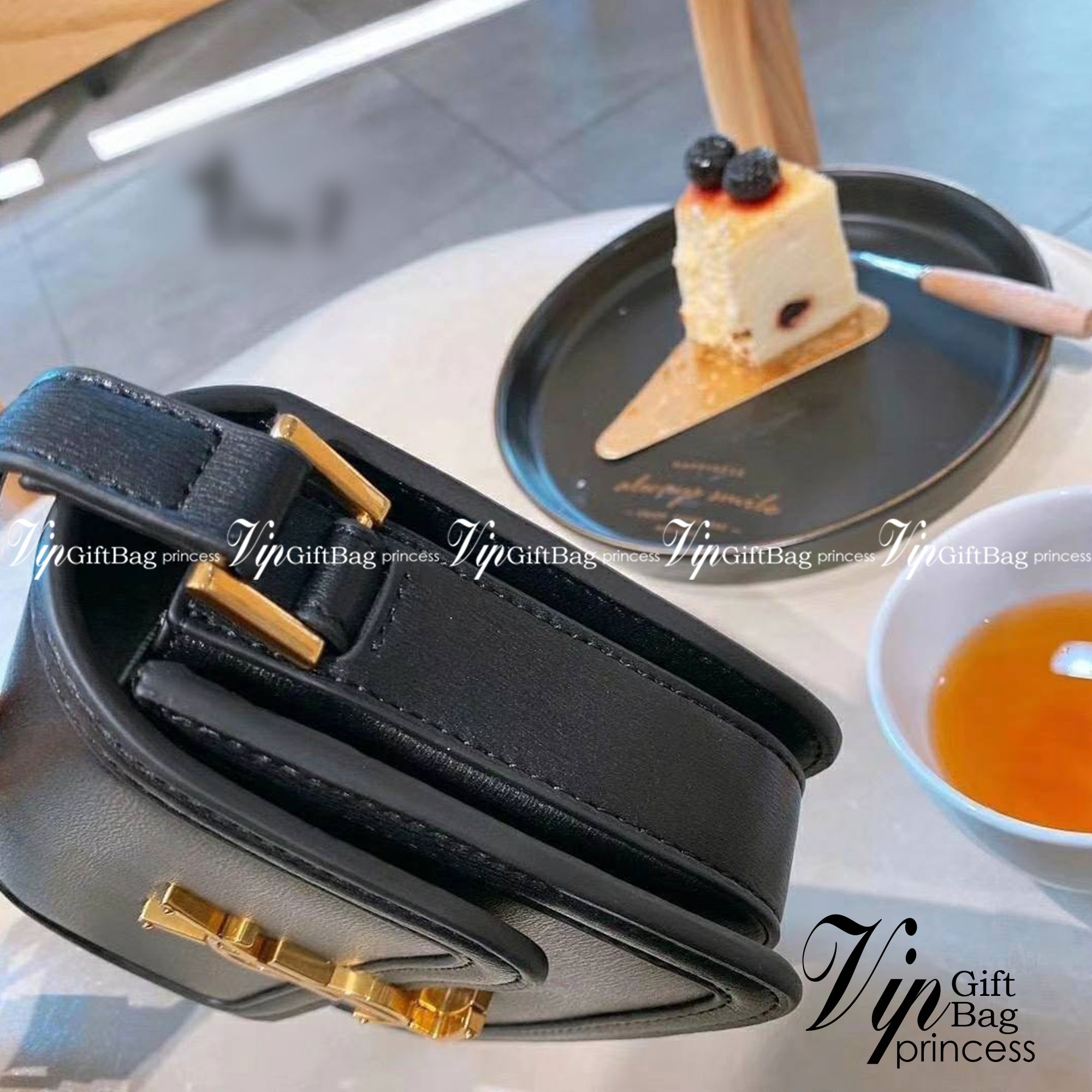 ไอเท็มขึ้นแท่น the best seller!! YSL SOLFERINO SATCHEL LEATHER / YSL crossbody bag กระเป๋าสะพายข้าง โลโก้โดดเด่น ดีเทลดูแพงด้วยตัวล็อค ใช้งานง่าย แน่นหนา งานหนังสวยเต็มใบ ภายในเป็นช่องโล่ง ใส่ของสำคัญได้เลยสบายๆ สายสะพายครอส ปรับใช้ได้ตามตัว ใบจริงสวยคม ร