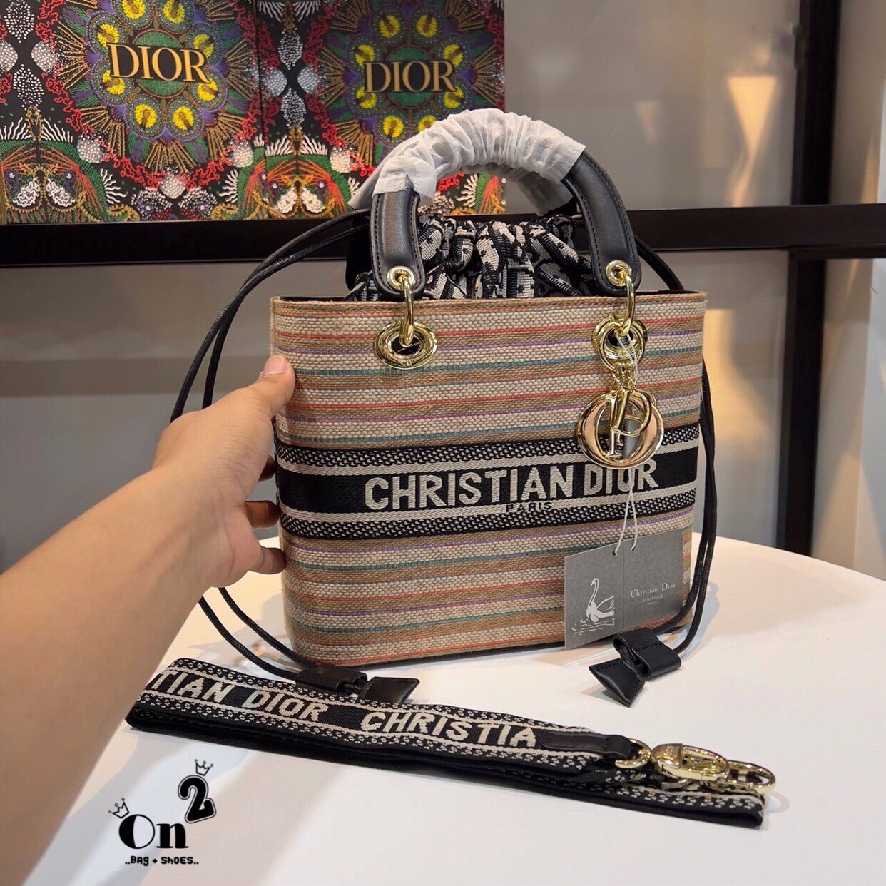 Lady Dior limited edition Bag DIOR WOMEN MEDIUM LADY D-LITE BAG กระเป๋า Lady D-Lite ผสมผสานความสง่างามและคลาสสิก
