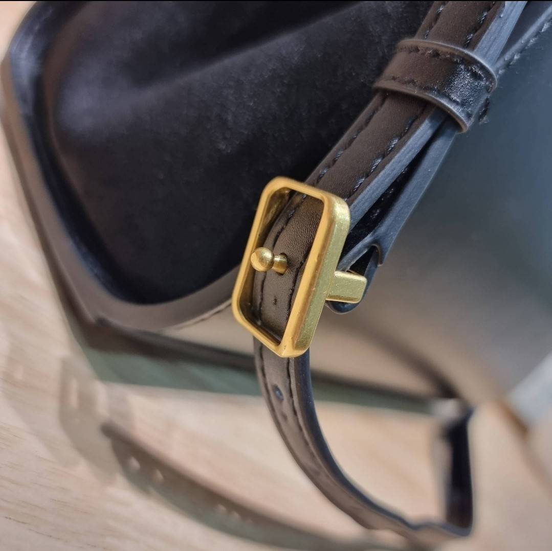 TORY BURCH ELEANOR SPAZZOLATO SATCHEL ใหม่และดูดีเกินต้าน กับกระเป๋าถือทรงสวย ใบใหญ่ ดีไซน์ผู้ดีเรียบหรู ถือขับผิวไปเลยทุกสี สวยคม มาพร้อมหูจับในตัว