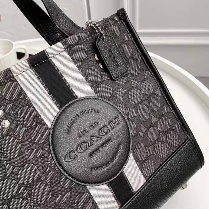 OUTLET 】COACH DEMPSEY TOTE 22 IN SIGNATURE JACQUARD WITH STRIPE AND COACH PATCH (COACH C7083) SILVER/BLACK SMOKE BLACK MULTI สีใหม่ น่าใช้อีกแล้ววว โทนดำคลาสสิกมากๆค่ะ กระเป๋าTOTE ทรงฮิตขนาดกำลังดี มีสายสะพายยาว ถอดได้ ปรับระดับได้ //ลุคไหนๆจัดว่าเกิดทุกง
