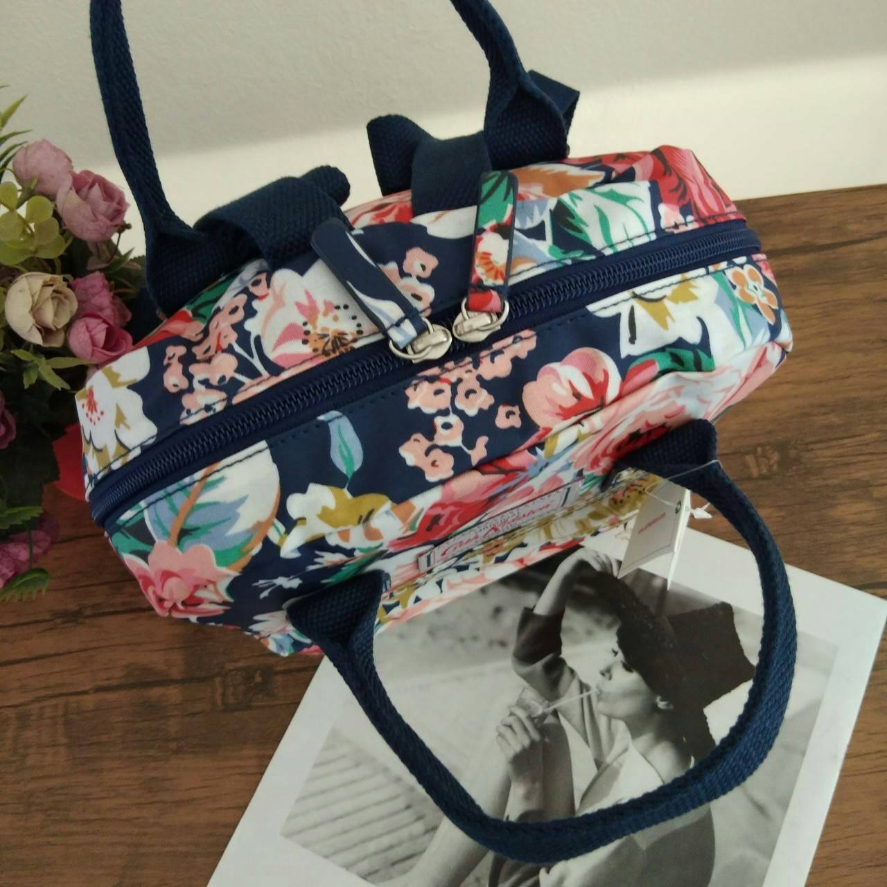 Cath Kidston Mini Backpack Bag กระเป๋าเป้ size mini สไตล์ Vintage สุดฮิต วัสดุ Canvas เคลือบ ทนทาน ดูแลรักษาง่าย มีหูหิ้ว ด้านหน้ามีช่องซิป เปิดปิดกระเป๋าด้วยซิป ภายในมีช่องซิปเล็ก ใน่กระเป๋าสตางค์ใบยาวได้ ใบนี้จะถือหรือสะพายก็ดูดีค่ะ