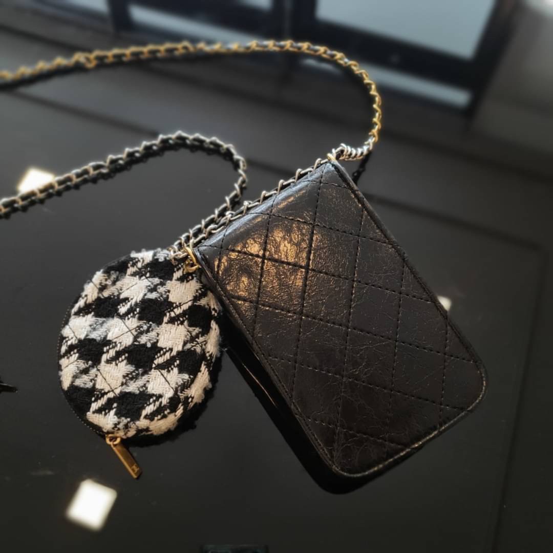รุ่นขายดี!! CHANEL VIP WOC BAG / Chanel Phone Bag ขนาดกำลังดี วัสดุหนังเรียบพิมพ์ลายยับ เปิดปิดด้วยตัวล้อคปั้มแบรนด์ อะไหล่ทอง ลายวินเทจ