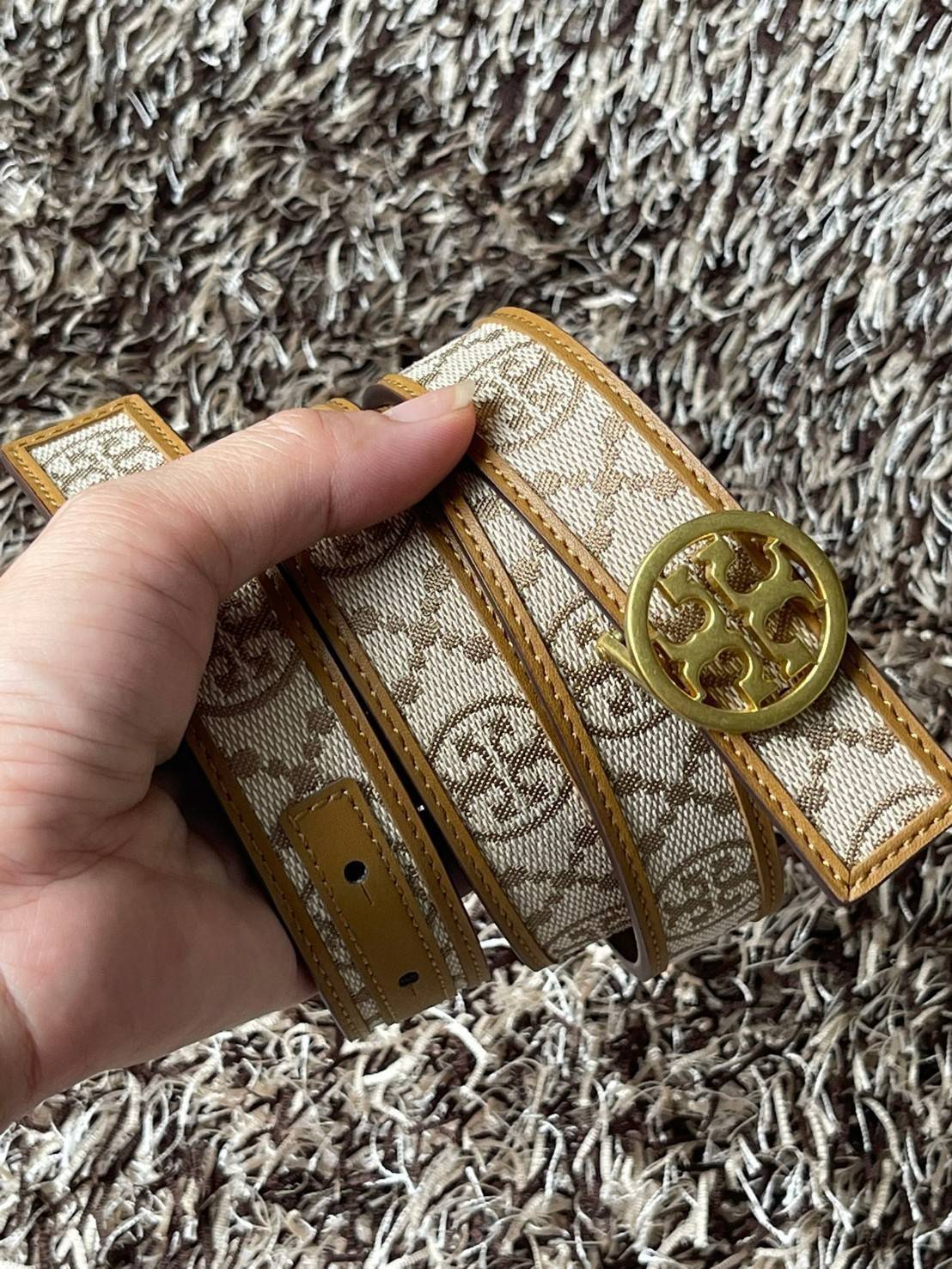 Tory burch t monogram jacquard belt เมื่อพูดถึงแบรนด์ระดับ Hi-end แล้วจะพลาดไม่ได้เลยกับแบรนด์ Tory Burch ที่ครองใจสายแฟชั่นมาโดยตลอด กับหัวเข็มขัดสัญลักษณ์ Double T ที่ได้รับความนิยมสูง มีการดีไซน์หัวเข็มขัดเป็นทองเหลืองเพื่อให้มีความโดดเด่นมากขึ้น ลวดลา