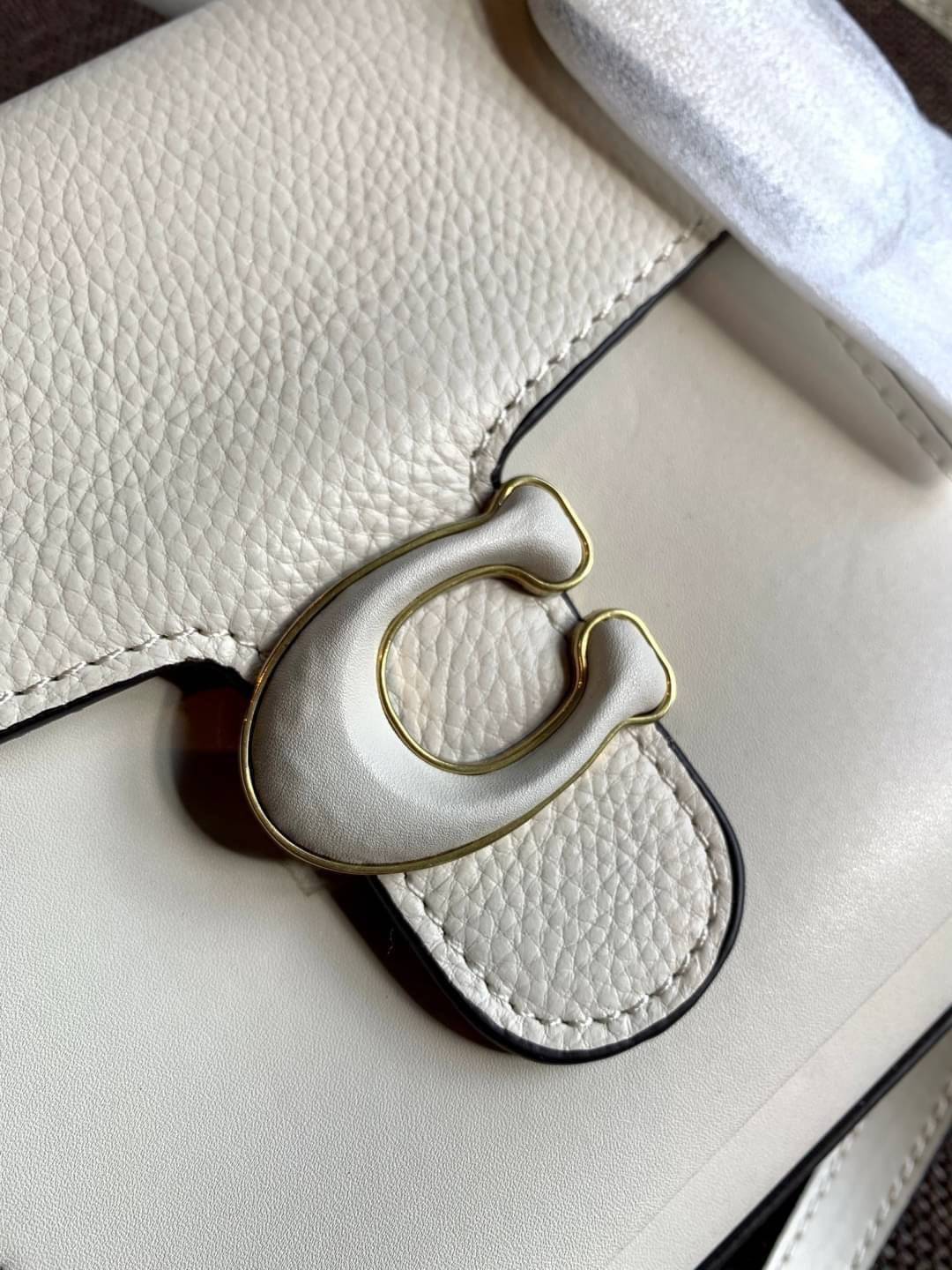 COACH TABBY TOP HANDLE 20 พร้อมส่งที่ไทยค่ะ! กระเป๋าหิ้ว//สะพายข้างได้ หนังแท้อย่างดี กหนึ่งใบทำหนังสองลายได้อย่างสวยงาม พร้อมโลโก้รุ่นใหม่ล่าสุดดูดีมากๆค่ะ เปิดปิดกระเป๋าแบบกดล็อค ภายในมีช่องหลักสองช่อง ใส่มือถือได้ทุกรุ่น;กระเป๋าเงินใบกลางได้;ของจำเป็นจ