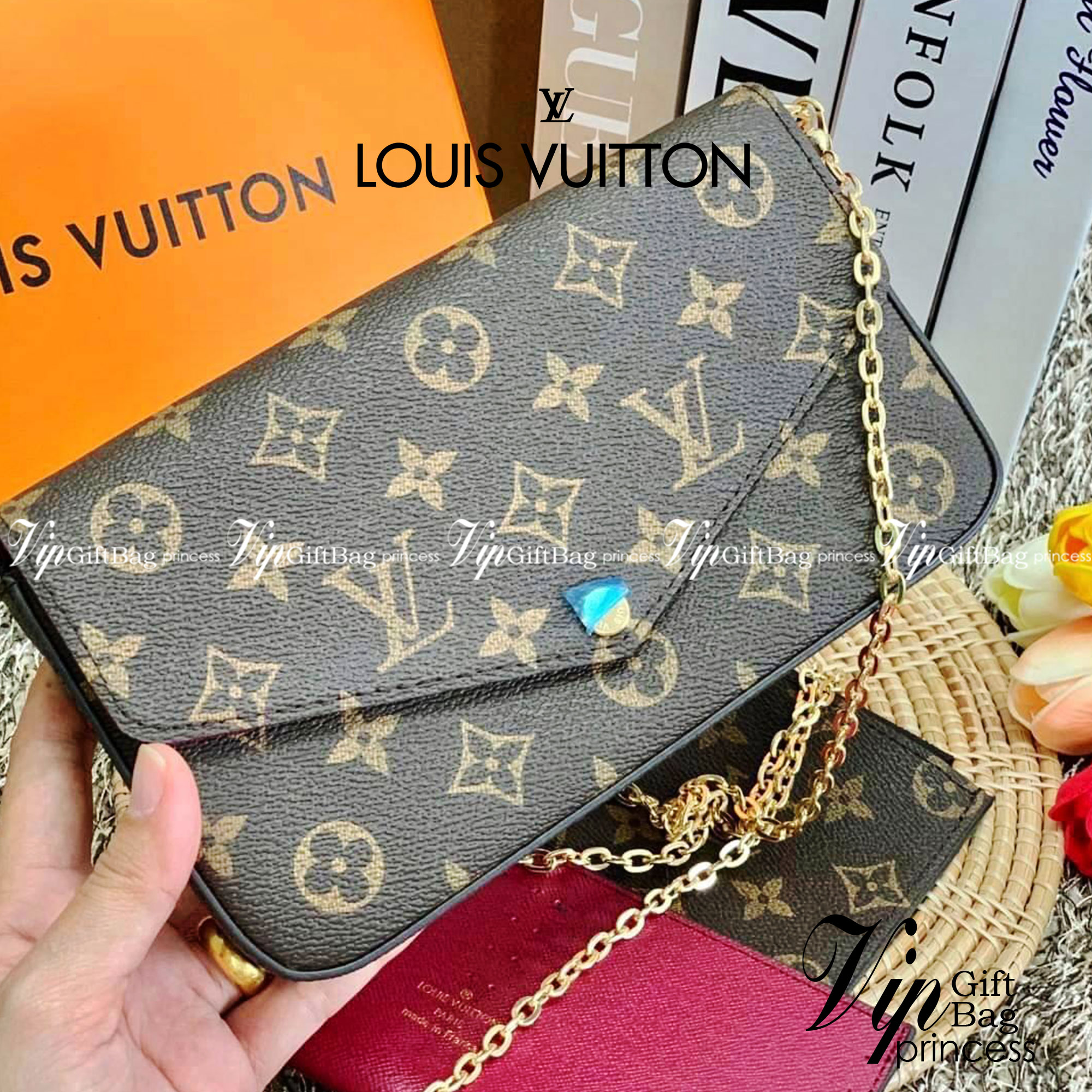 เน้นใช้งานได้จริงในชีวิตประจำวันค่ะ Louis vuitton felicie pochette พร้อมส่ง ซื้อ1ได้ถึง3!! มีไม่มาก หมดแล้วหมดเลยจ้าา! Premium gift จาก LV กระเป๋าสะพายข้างหรือถือแบบคลัทออกงาน หนังแกะแท้สวยงามค่ะ เปิดปิดกระเป๋าแบบกระดุม ภายในสามารถใส่มือถือได้ทุกรุ่น;พาสป
