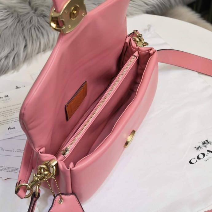 COACH PILLOW TABBY SHOULDER BAG 26 ไซส์ใหญ่ จุของได้ล้นๆ มาใหม่ขายดีที่สุด หนัง nappa หนานิ่ม นุ่มมากๆ พร้อมโลโก้รุ่นใหม่ด้วยเช่นกัน เพิ่มความหรู ดูดีเข้าไปอีกค่ะ