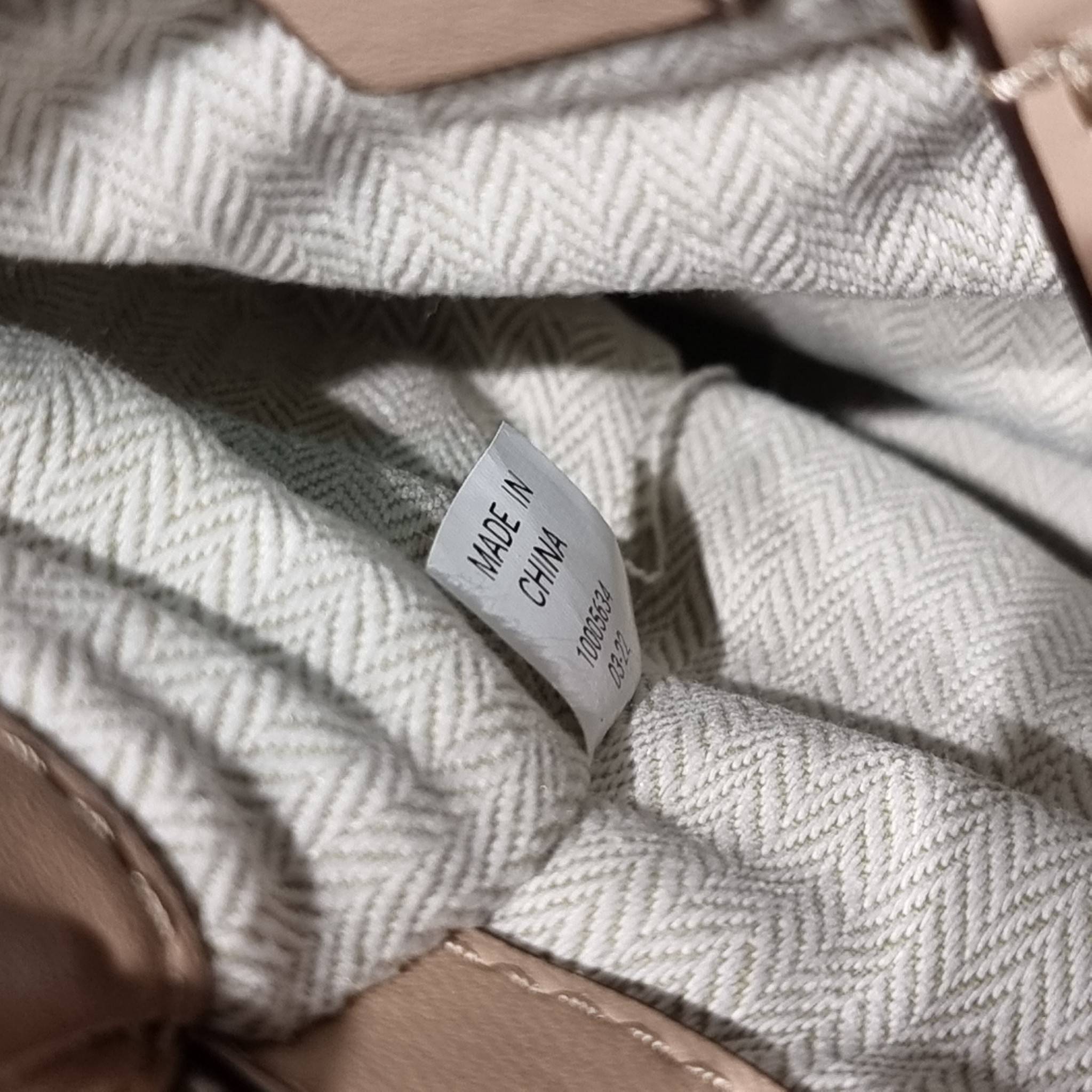 TORY BURCH KIRA CHEVRON TOTE กระเป๋าสะพายรุ่นที่ใครๆก็ต้องมี กับทรงโท้ทไซส์ใหญ่ ใช้ยังไงก็ดูหรู ดีไซน์เฉพาะตัว วัสดุหนังสัมผัสนิ่ม