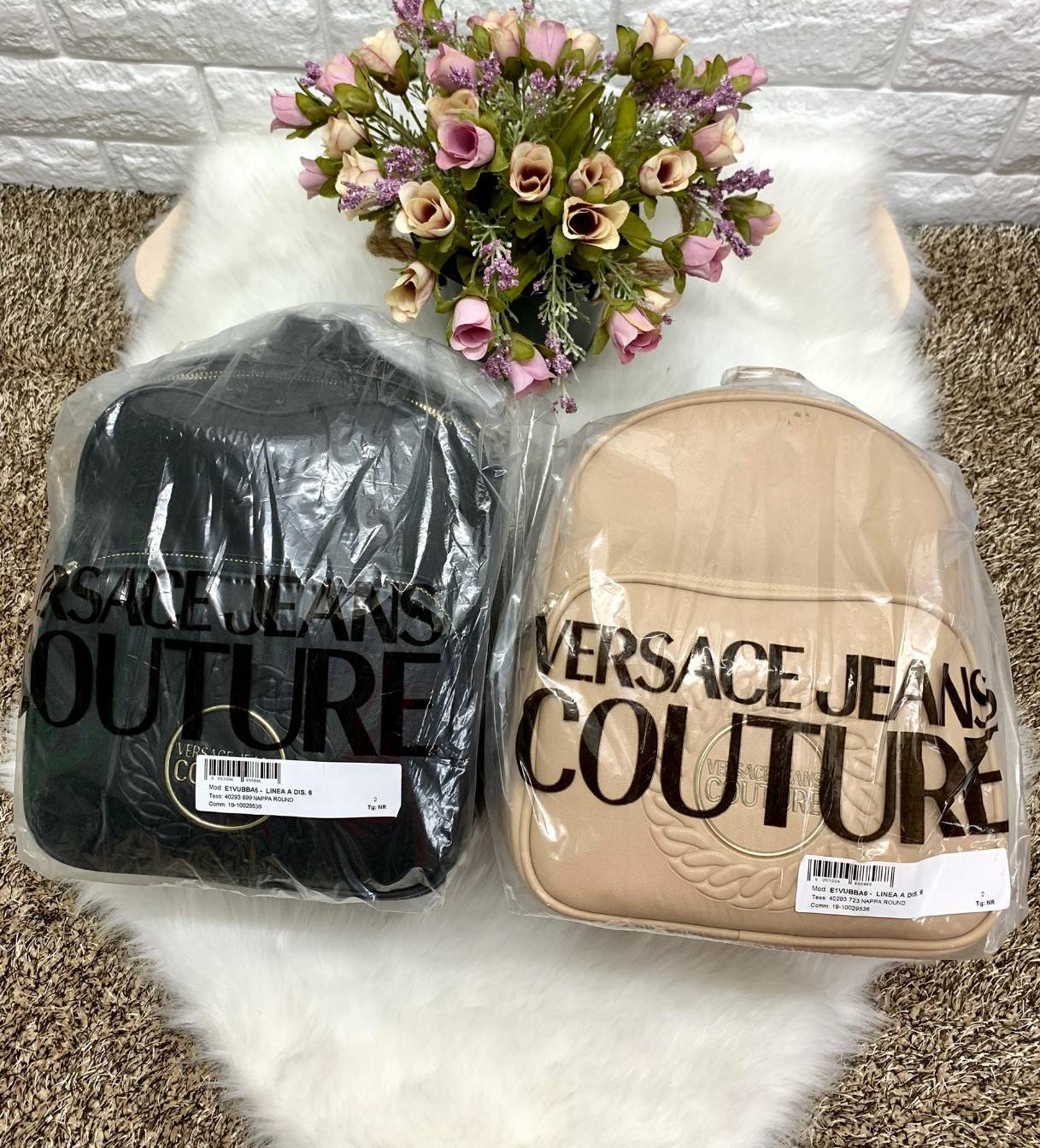 VERSACE JEANS COUTURE CHAIN-EMBOSSED BACKPACK 2019 กระเป๋าสะพายหลัง//สะพายไหล่ได้ด้วยคะ วัสดุหนังเรียบ หนังดีนิ่มมือมากๆค่ะ ด้านหน้ามีโลโก้แบรนด์ พร้อมช่องซิปขนาดกลางใส่ของค่ะ เปิดปิดช่องหลักแบบซิป ภายในโล่ง มีช่องซิปและช่องเล็กให้ใส่ของจุกจิกคะ สายสะพายด