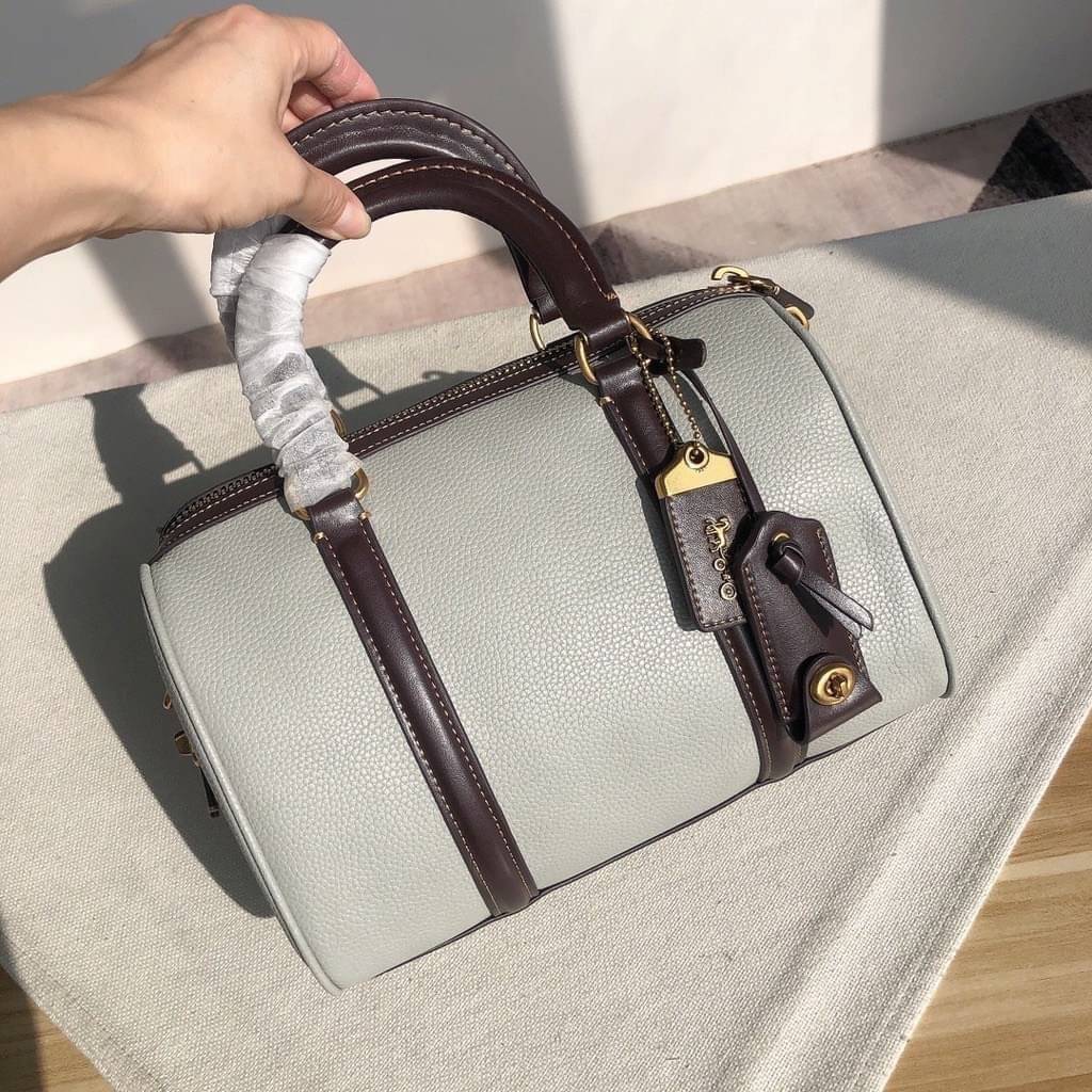 Coach ruby satchel 25 in colorblock C8530 / Coach Boston pillow bag ใหม่ก่อนใคร ไม่ต้องรอพรี! กับกระเป๋าทรงหมอนดีไซน์ใหม่ เพิ่มดีเทลความหรู มาพร้อมหูจับในตัว และสายสะพายครอสสีเข้ากับตัวกระเป๋า ภายในโล่งกว้าง ใส่ของได้สบายๆ จุได้แบบเน้นๆ ใบจริงมีเสน่ห์ดึงด