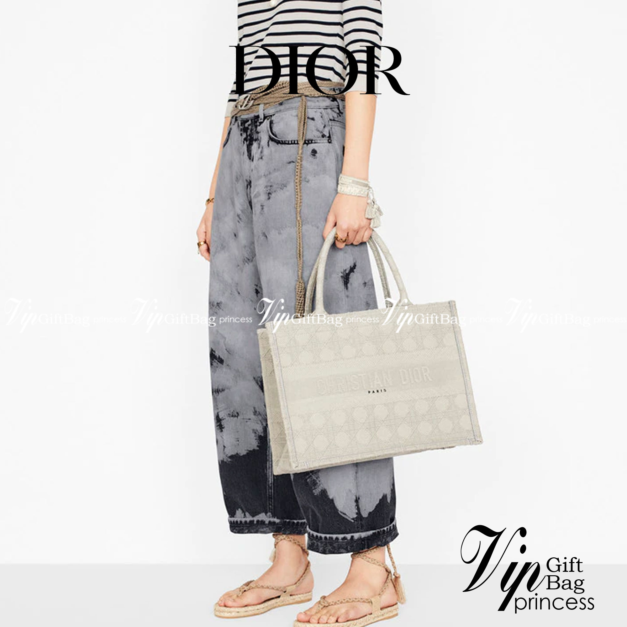 CHRISTIAN MEDIUM DIOR BOOK TOTE ราคาดีมากเลย คุ้มยิ่งกว่าคุ้มเป็นทางช็อปปิ้งBag เอกลักษณ์ของความหรู ที่ต้องมี ภายในโล่งกว้างมาก ใส่ของแบบแน่นๆ จุๆไปได้เลย น้ำหนักเบาสบาย งานออริปักขึ้นรูปสวยมาก มี code stamp พร้อมส่งที่ไทย เกรดออริจินอลเทพๆ ภาพสินค้าถ่ายจ