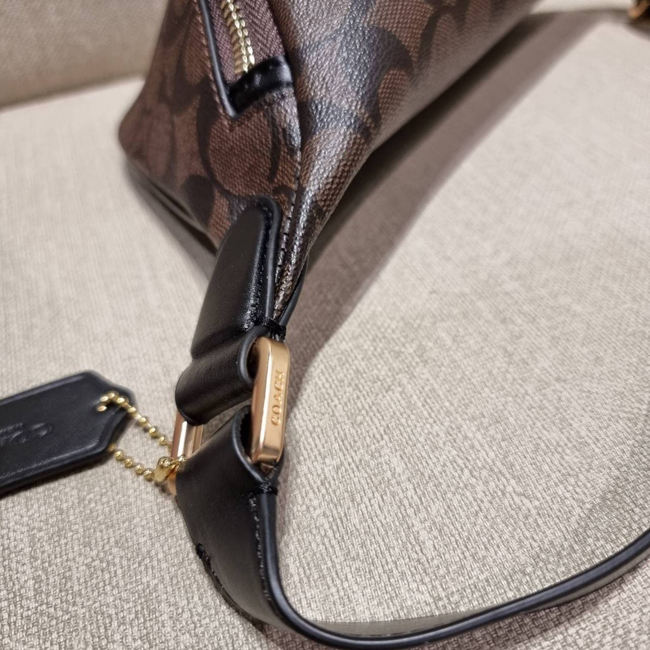 COACH F48740 BELT BAG IN SIGNATURE CANVAS กระเป๋าคาดอกทรง Unisex ที่ขายดีถล่มทลาย!! ขายได้ตลอดปี!! สวยเท่ทุกสี วัสดุหนังแคนวาสเคลือบคุณภาพดี ทนทาน ใช้งานง่าย ภายในเป็นช่องโล่ง เหมาะสำหรับคนที่ชอบพกอะไรง่ายๆ รับรองตอบโจทย์น้า