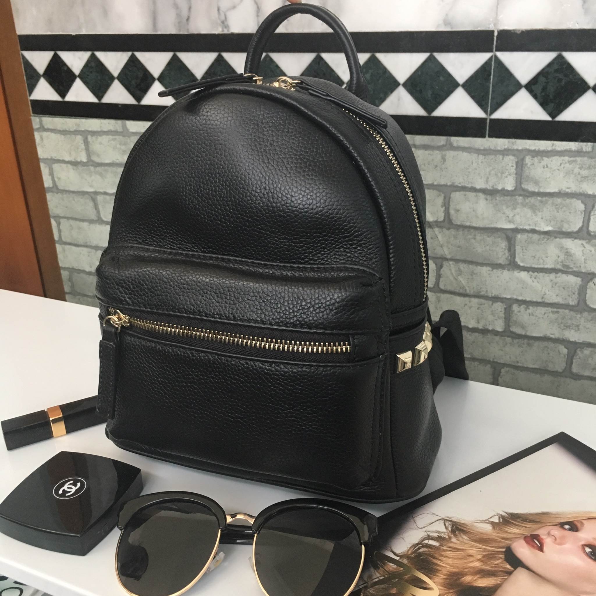 รุ่นใหม่ล่าสุดเลย ห้ามพลาดน๊า !!! งานหนังแท้ ทางร้านได้ รุ่นสุด Chic ทรง mini mini น่ารักๆ จากแบรนด์ KEEP มาฝากคะ กระเป๋า หนังแท้เนื้อดี ลายหนังชัด ทนทานคะ น้ำหนักเบา ดีไซด์ ทันสมัย เข้าได้กับทุกชุด สายสะพายเป็นหนังมีอัดแผ่นรองเพิ่มความนิ่มเวลาสะพายคะ ด้า