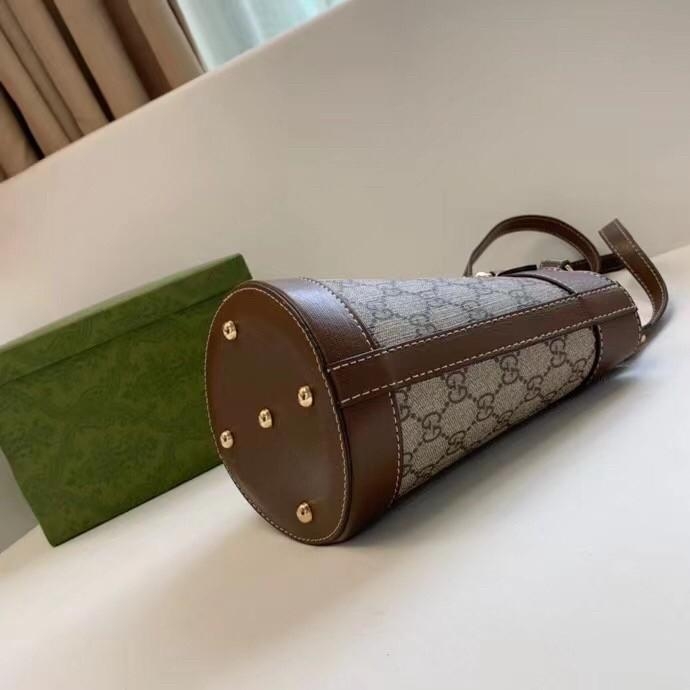 VIP 】Gucci Horsebit Gift Bag กระเป๋าสะพายข้าง Premiumgift วัสดุหนังแท้ เปิด-ปิด ด้วยกระดุมแม่เหล็ก ด้านในโล่ง ใส่ตังค์ ใส่โทรศัพท์ Iphone+ ได้ สายยาวปรับระดับได้ Crossbody ได้ น้ำหนักเบา มาพร้อมกล่องแบรนด์ สวยหรูดูแพง จะซื้อใช้เองหรือเป็นของขวัญก็เหมาะ ได