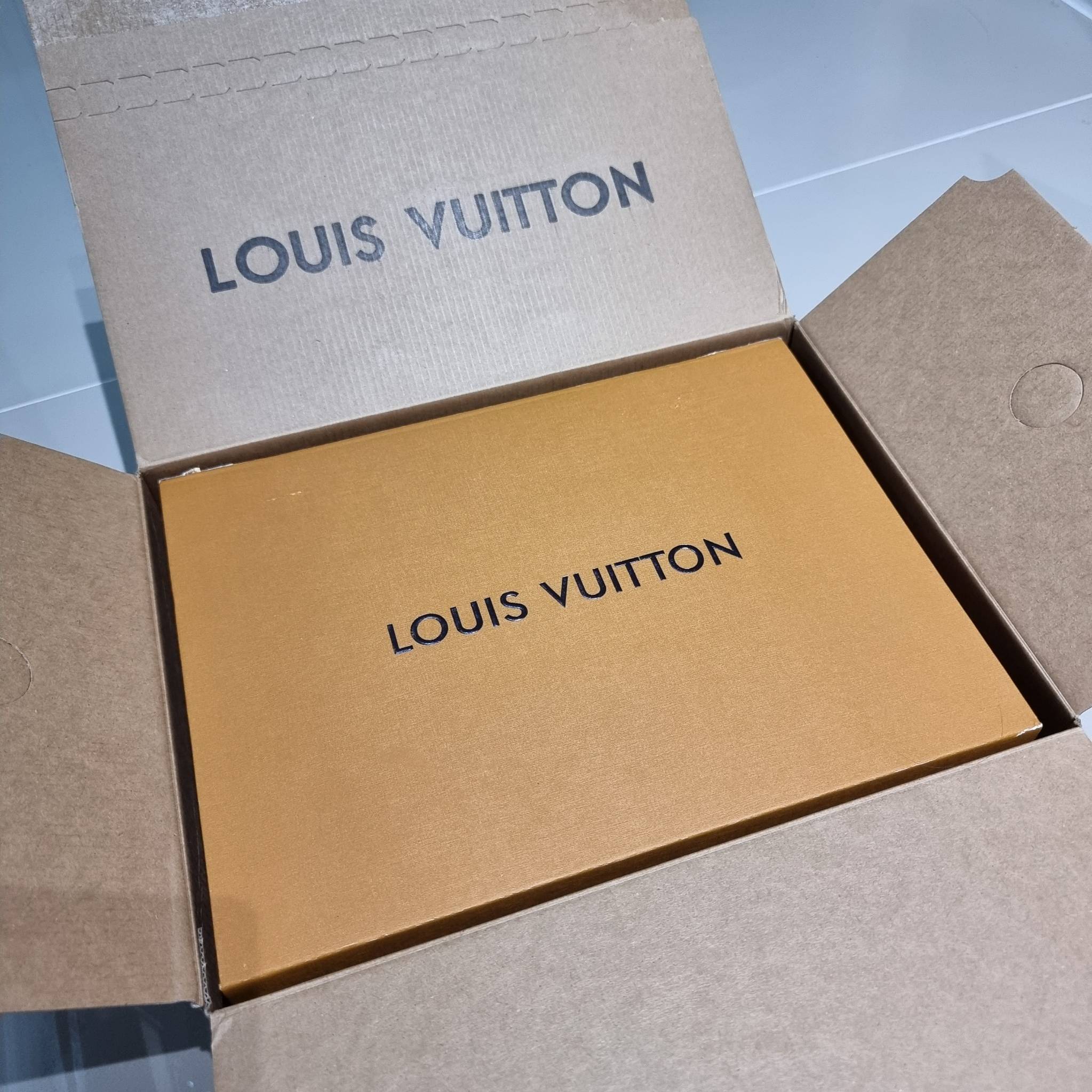 LV officier crossbody bag / LV Officier Pouch With Strap กระเป๋าสะพายเรียบหรู ดีไซน์เรียบง่าย ใช้งานสะดวก พร้อมใบลูกน่ารัก และสายสะพายเส้นใหญ่ ทนทาน แน่นหนา วัสดุหนังเรียบสวย