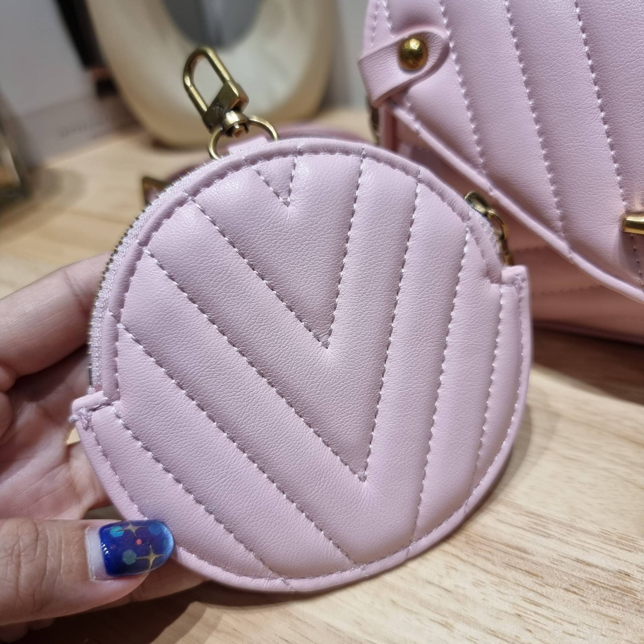 LV new wave pochette multi bag กระเป๋าสะพายมัลติฟังก์ชั่น มาพร้อม box set รับรองว่าดีงาม ลูกเล่นคลาสสิคผสานความวินเทจ มีสายสะพายให้ 2 เส้น และกระเป๋าใบลูก เล็กน่ารัก
